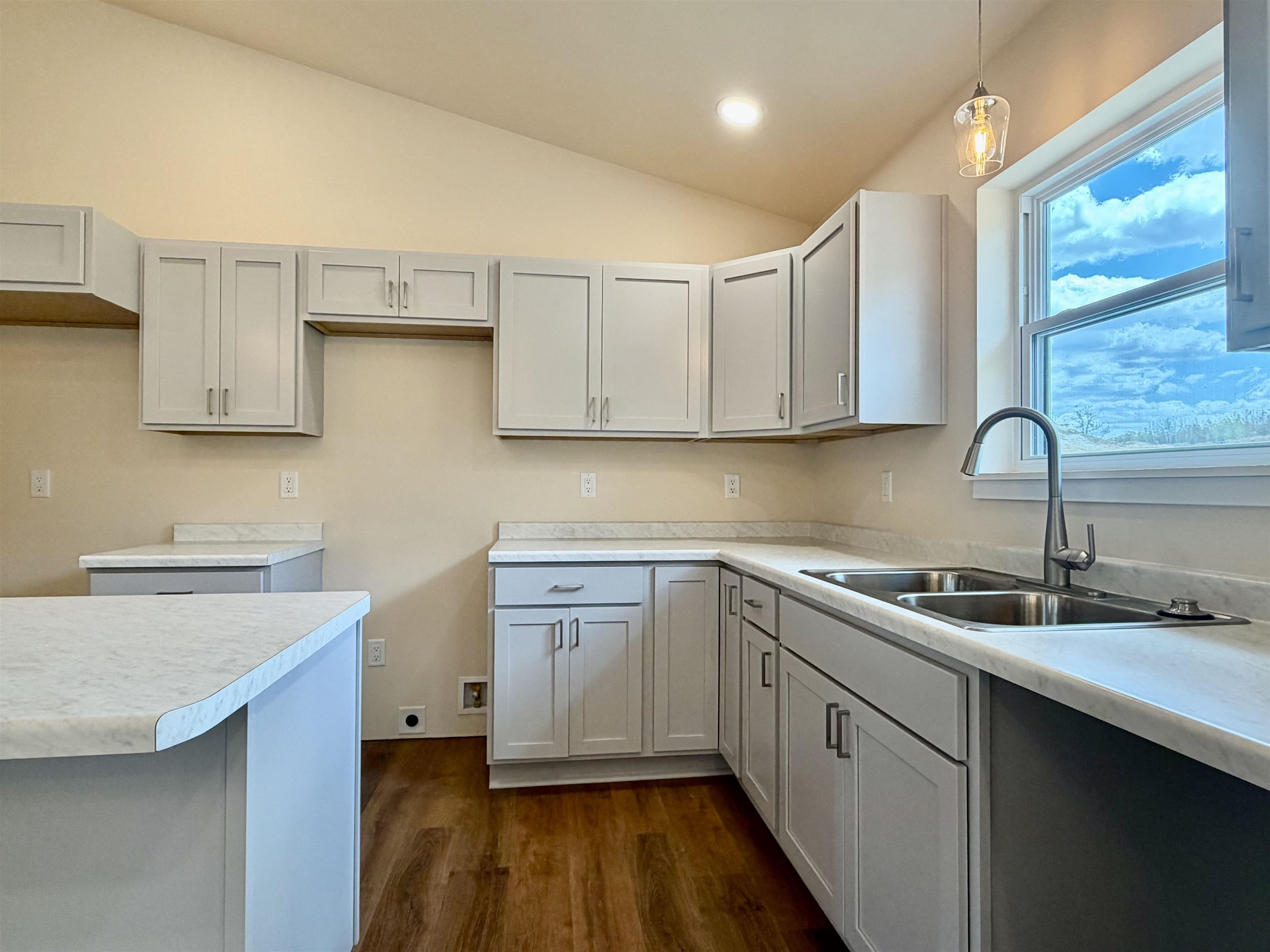 1359 Knapp Street Property Photo 11
