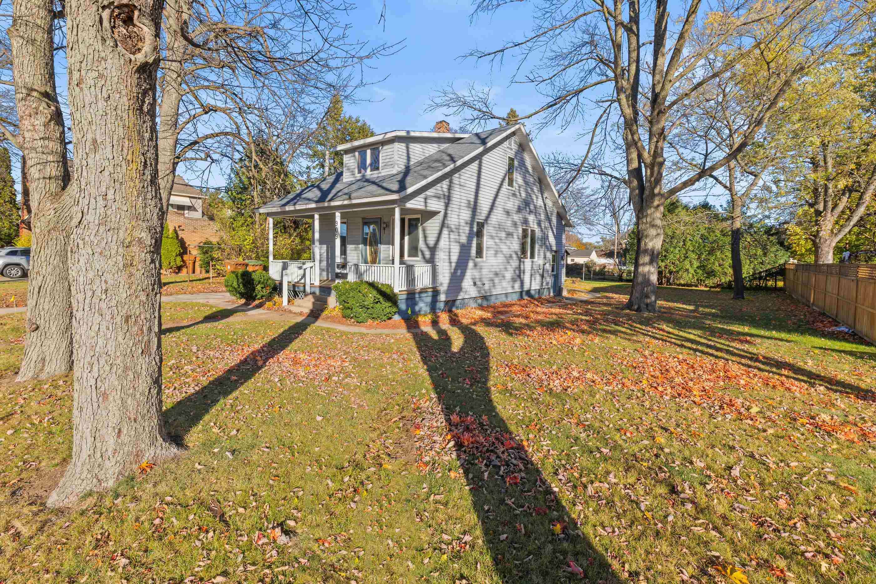 909 Illinois Avenue Property Photo 4