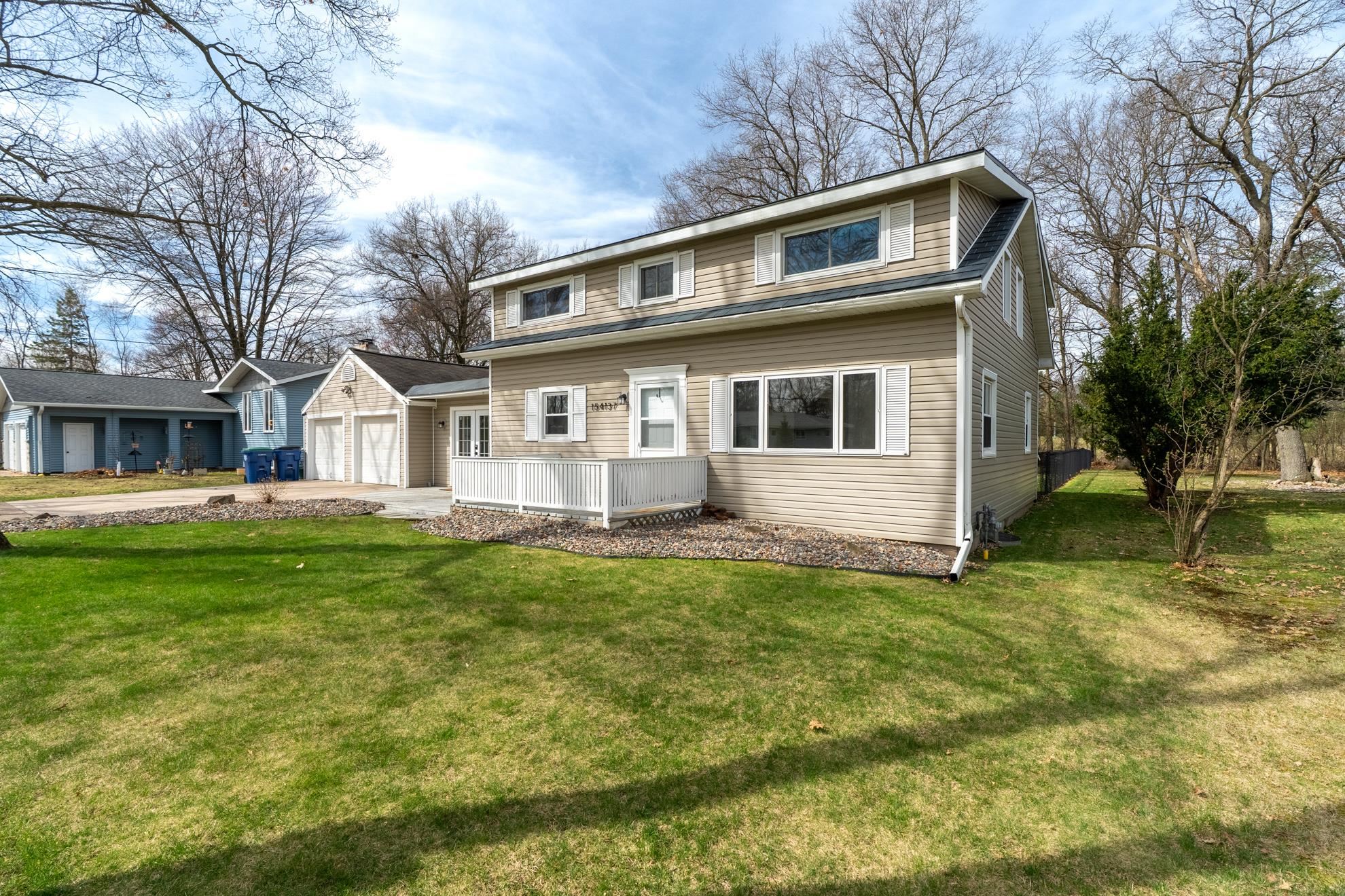 154137 Paramount Drive Property Photo 2