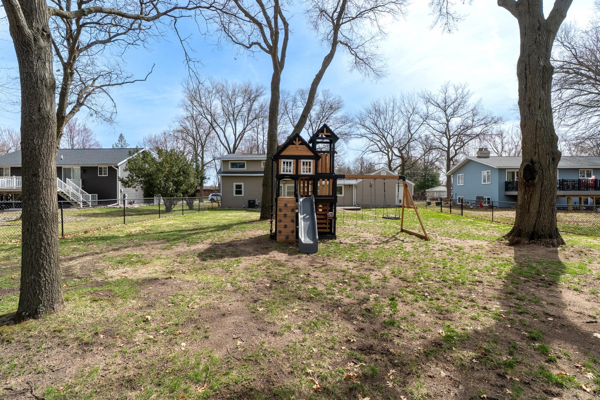 154137 Paramount Drive Property Photo 8
