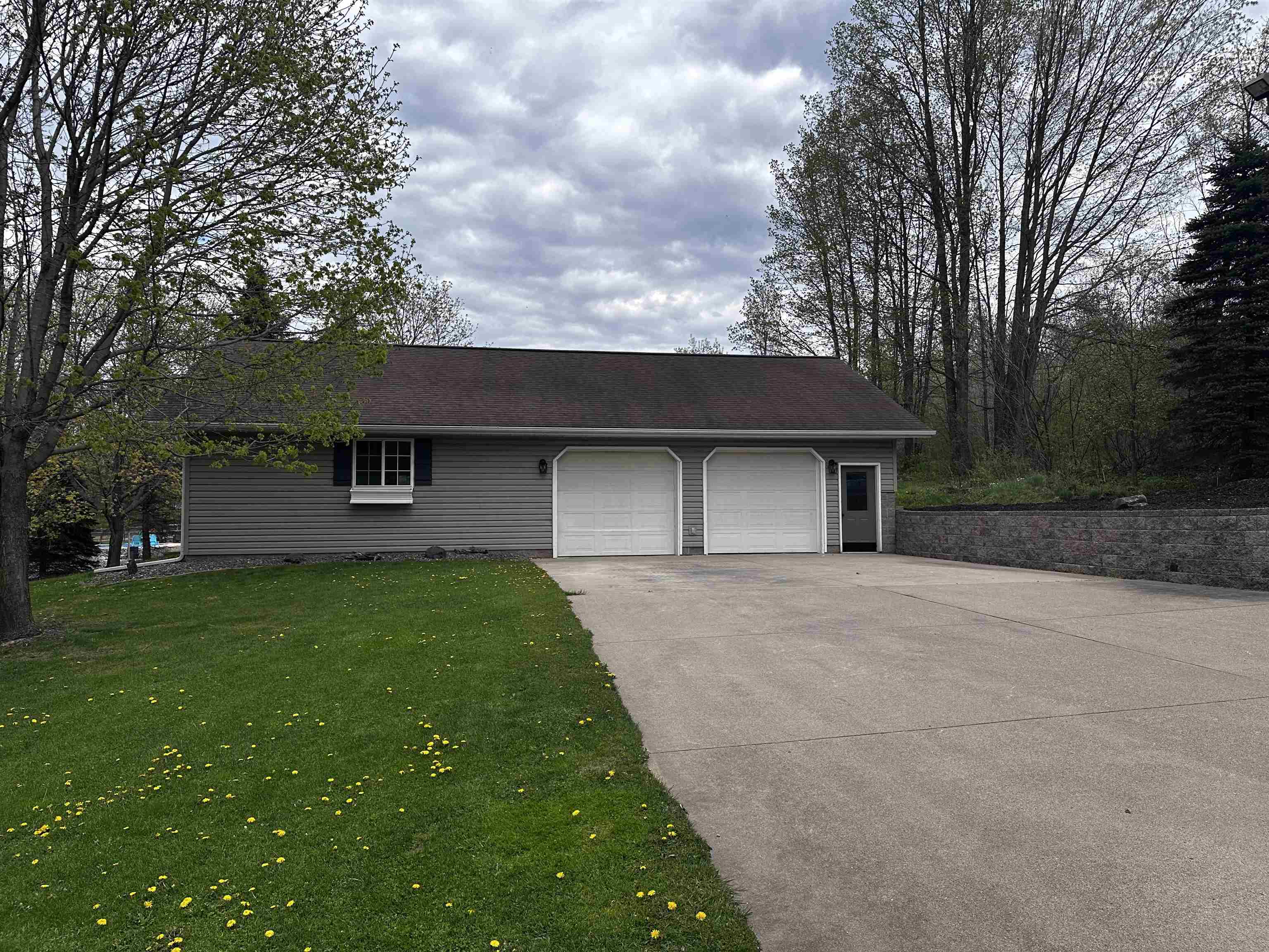 2004 Sonnentag Road Property Photo 3
