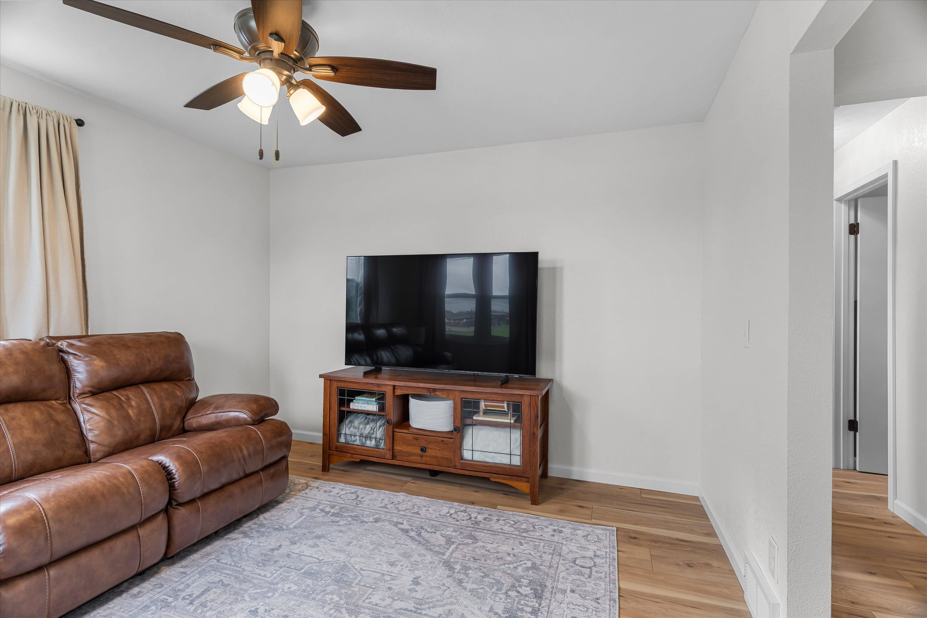806 E Doege Street Property Photo 3