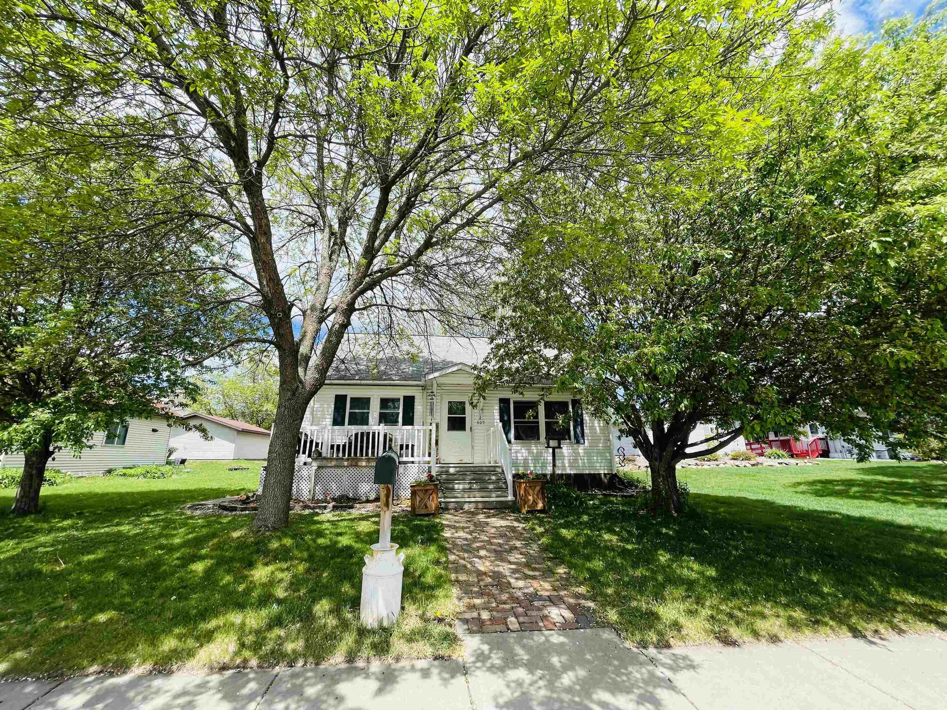 609 W MINER AVENUE Property Photo 1