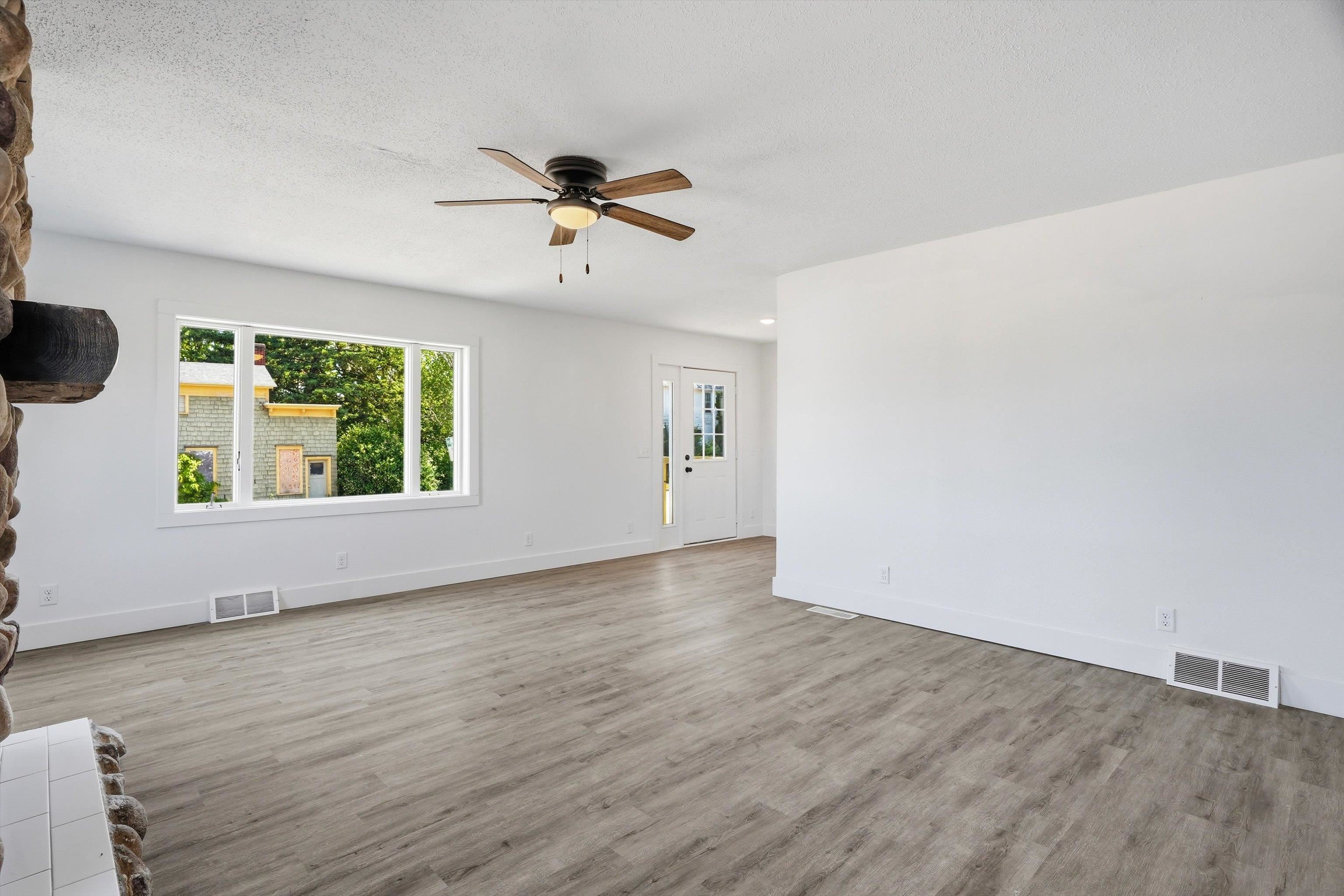 208 E 4th Street Property Photo 5