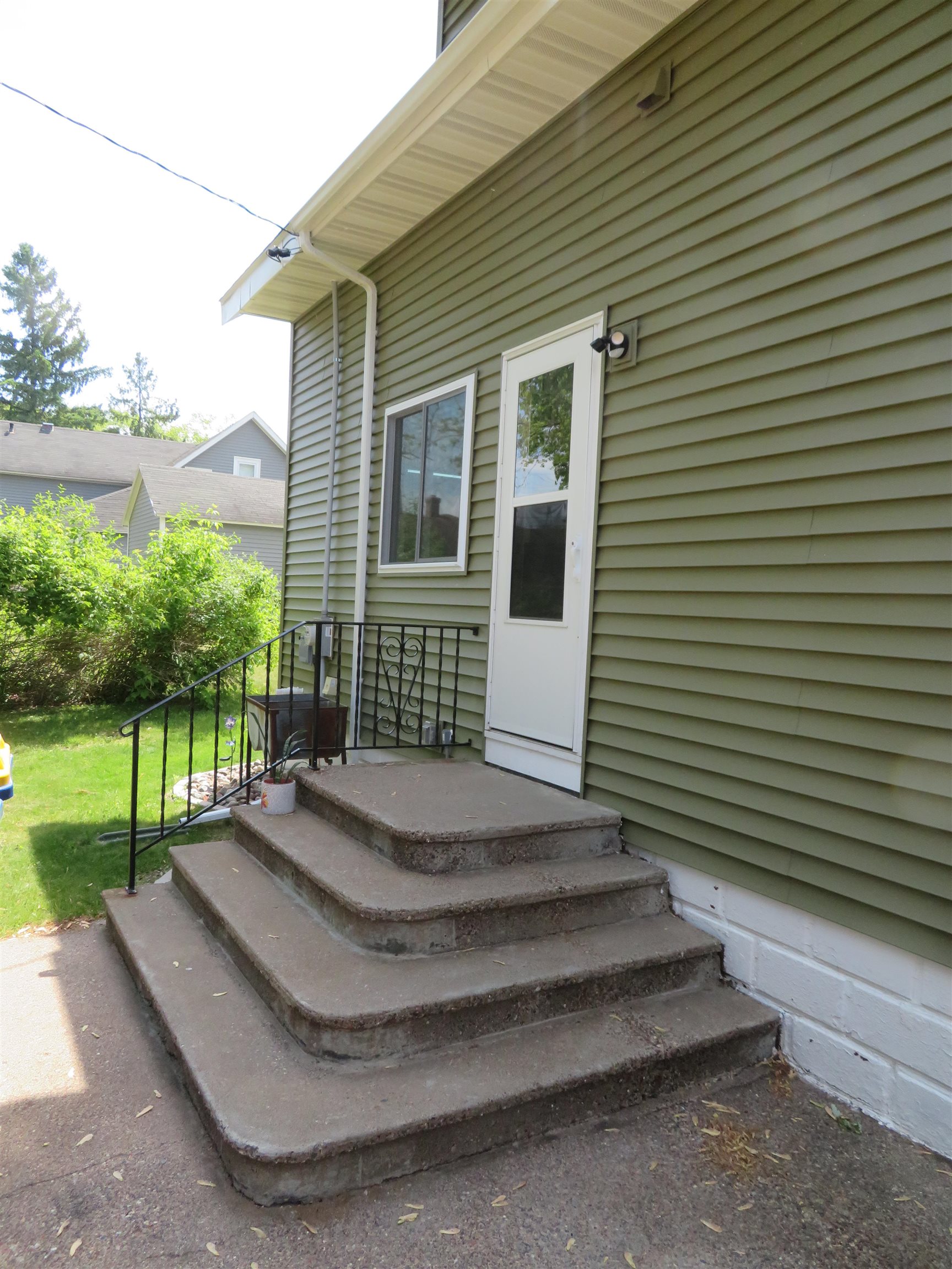 1208 E 9th Street Property Photo 4