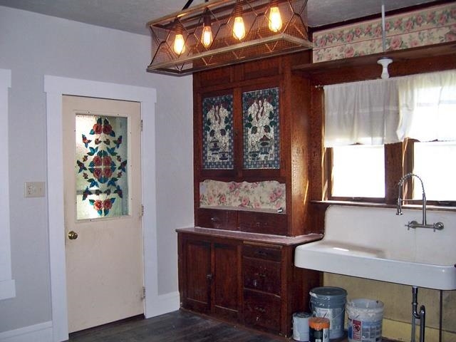208 S West Street Property Photo 7