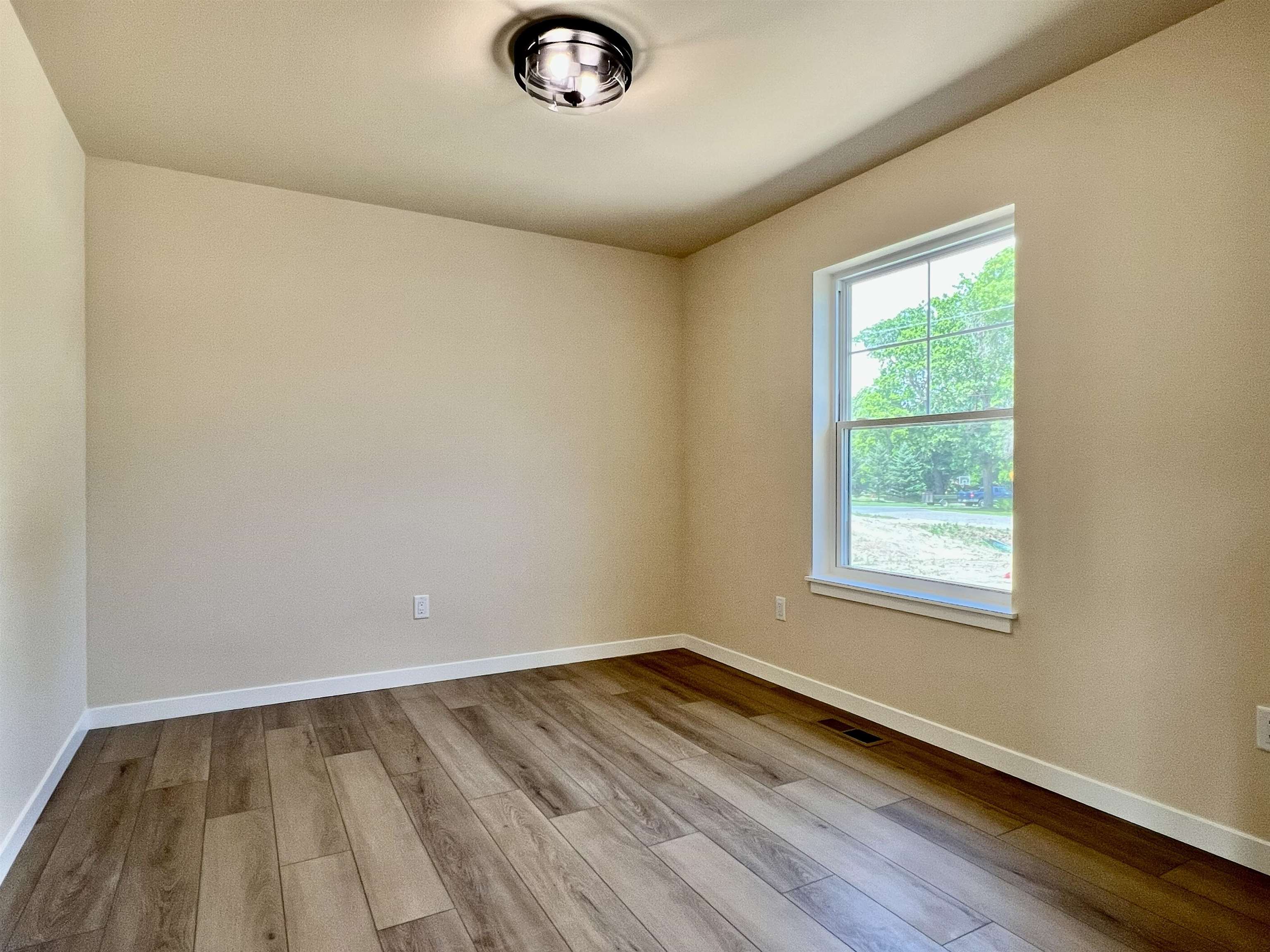 1347 Knapp Street Property Photo 5