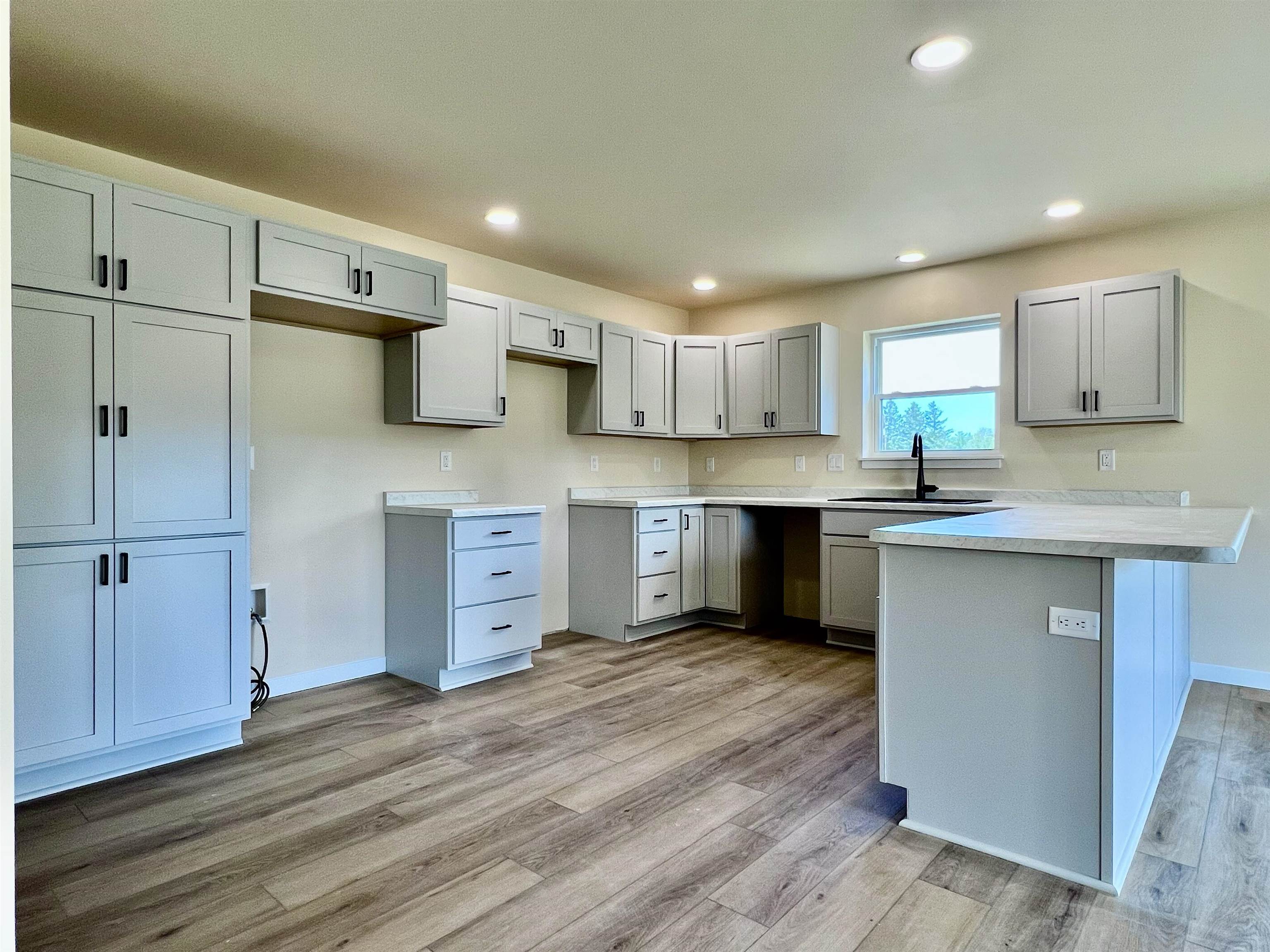 1347 Knapp Street Property Photo 12