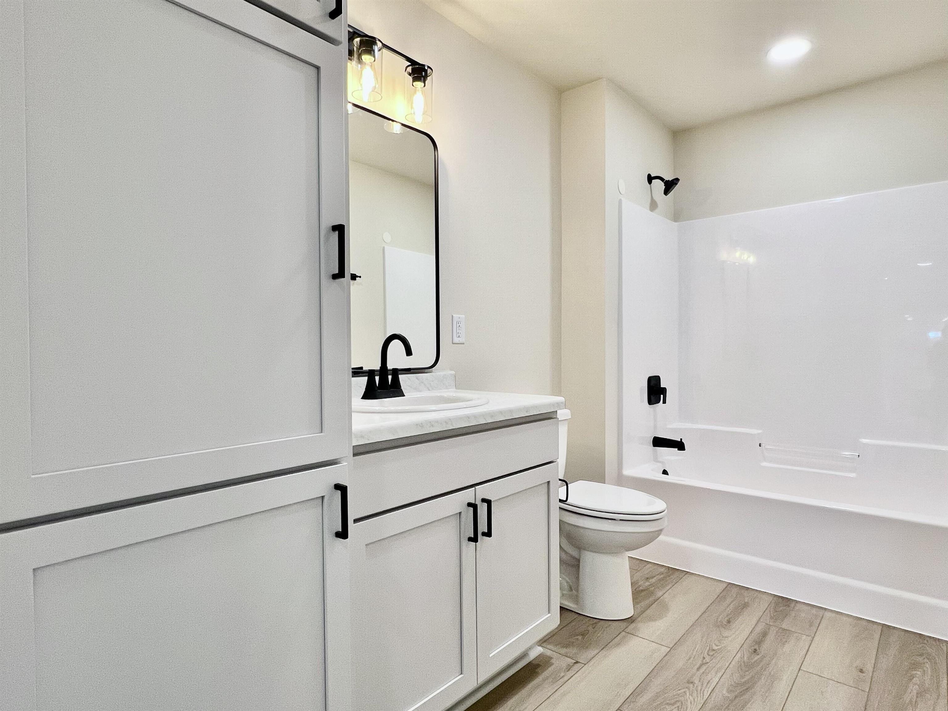 1347 Knapp Street Property Photo 24