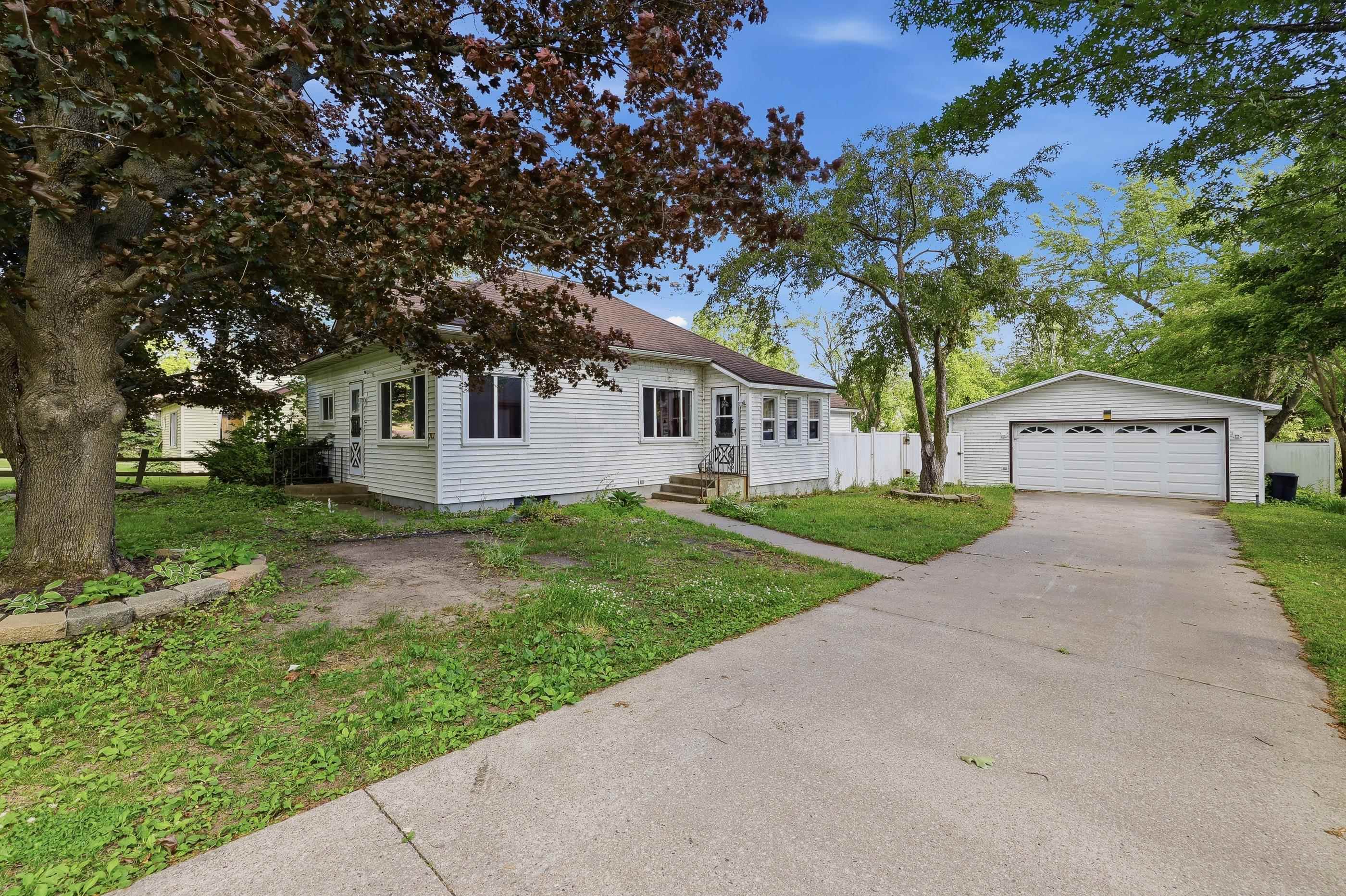 313 E North Lake Street Property Photo 3