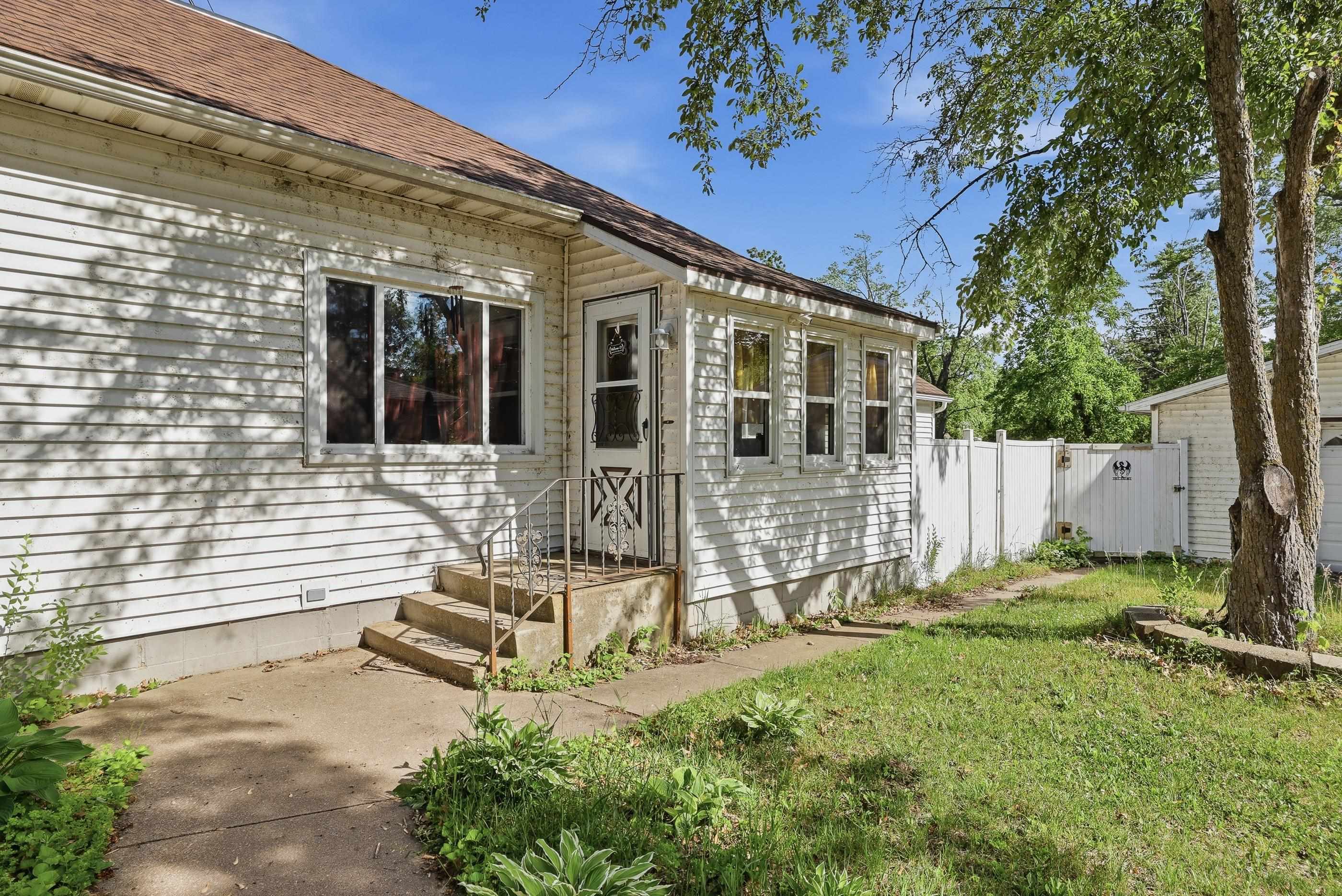 313 E North Lake Street Property Photo 4
