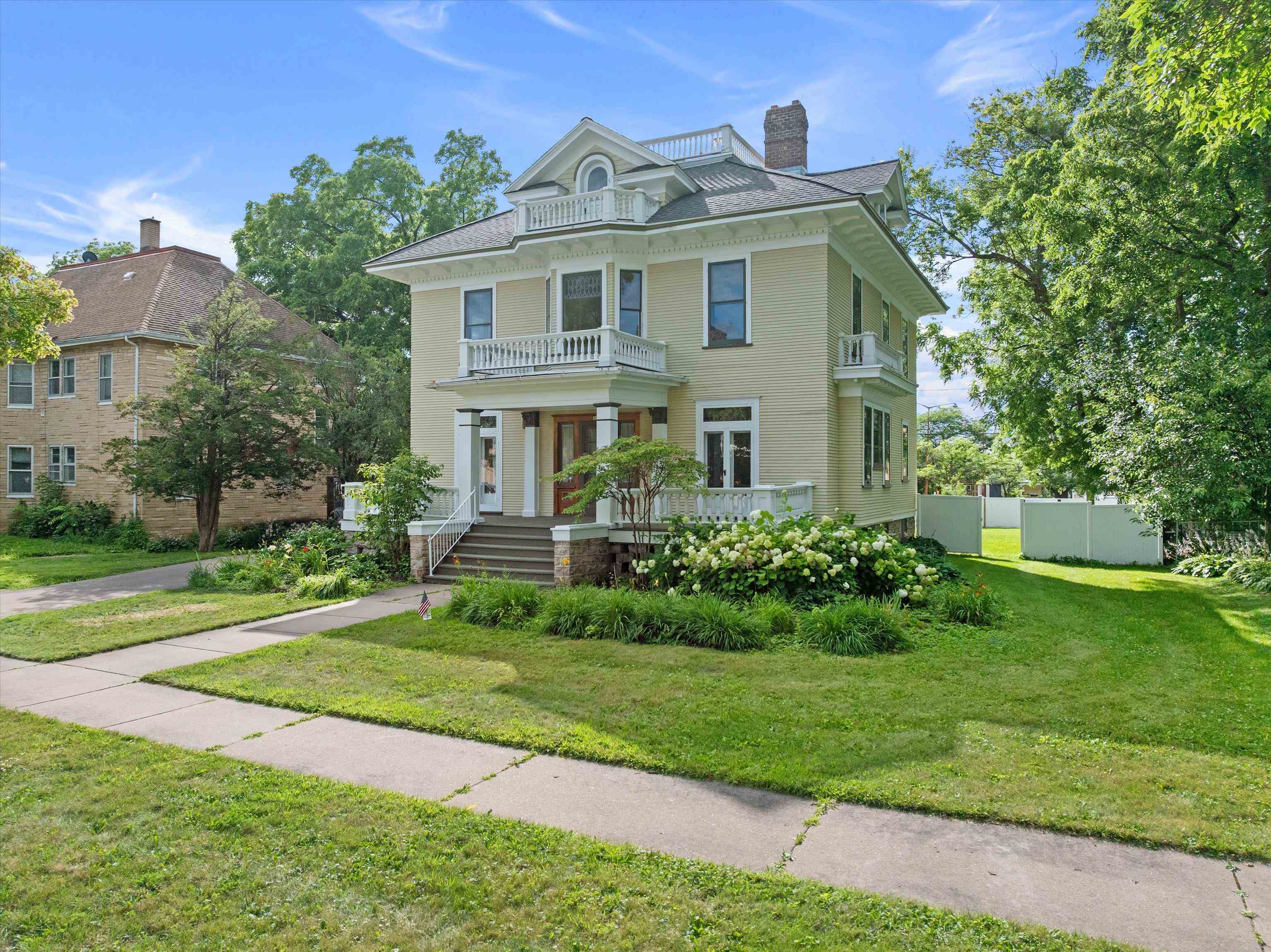 208 S Cherry Avenue Property Photo 1