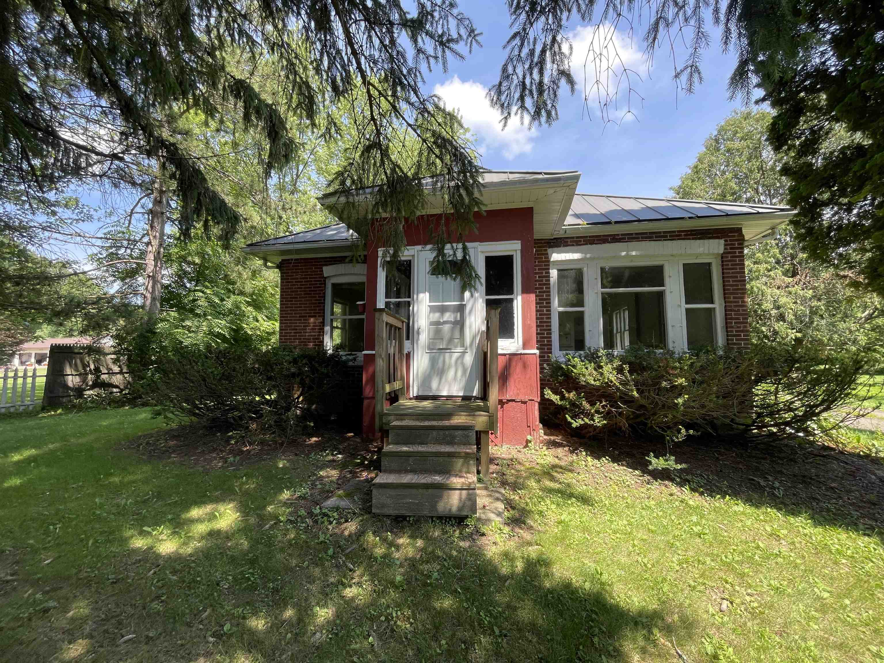 805 E Clover Street Property Photo 1