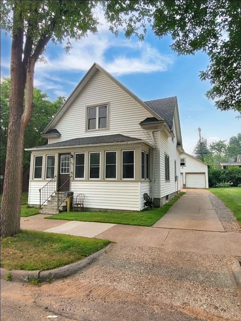 812 E BRIDGE STREET Property Photo 1