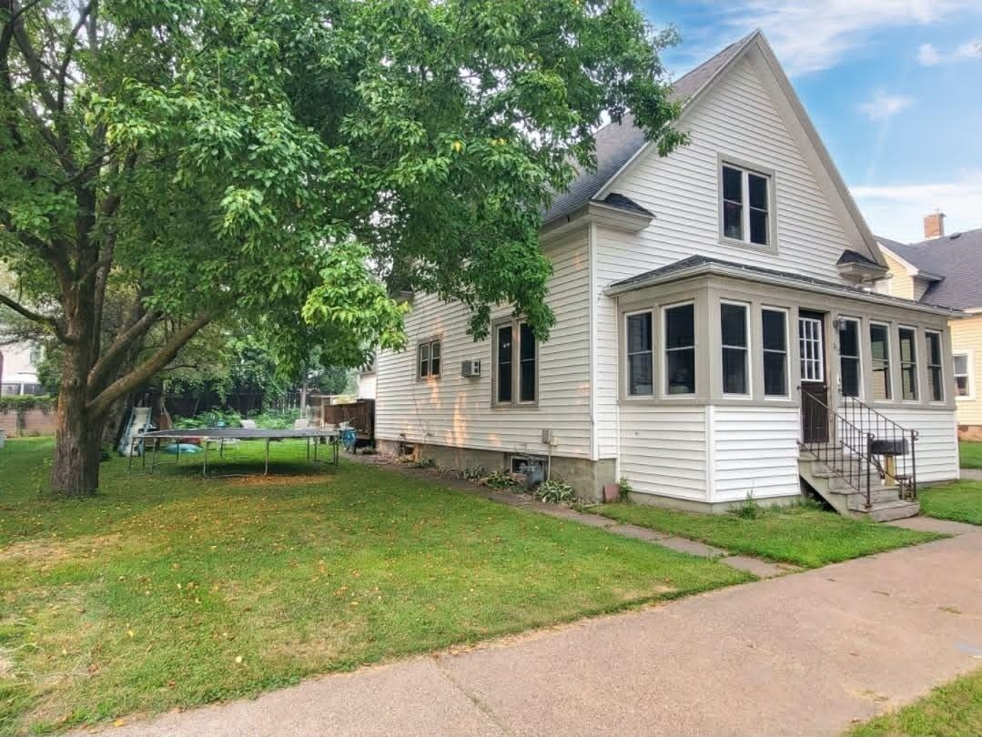 812 E Bridge Street Property Photo 2