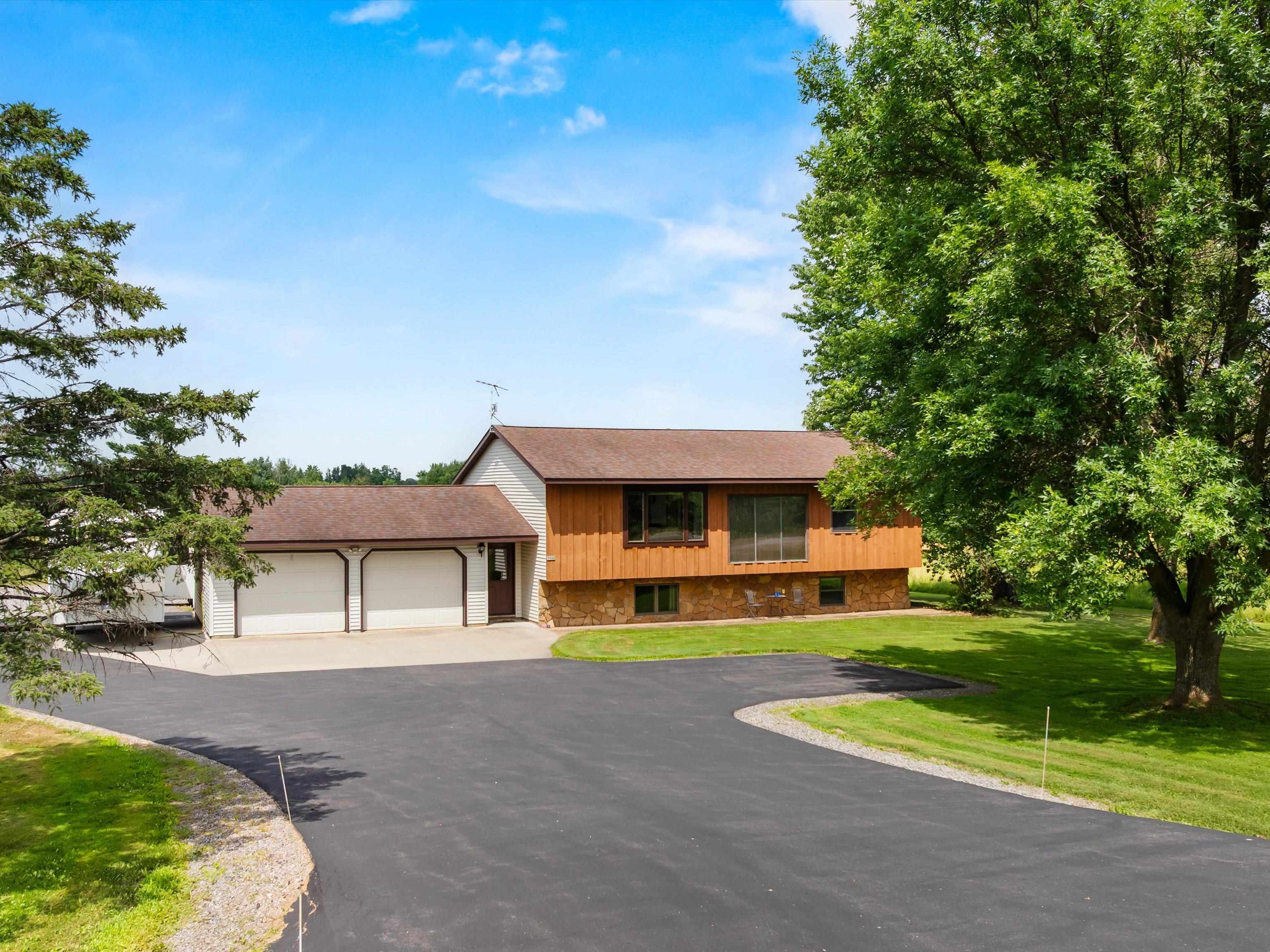7590 County Road Y Property Photo 1
