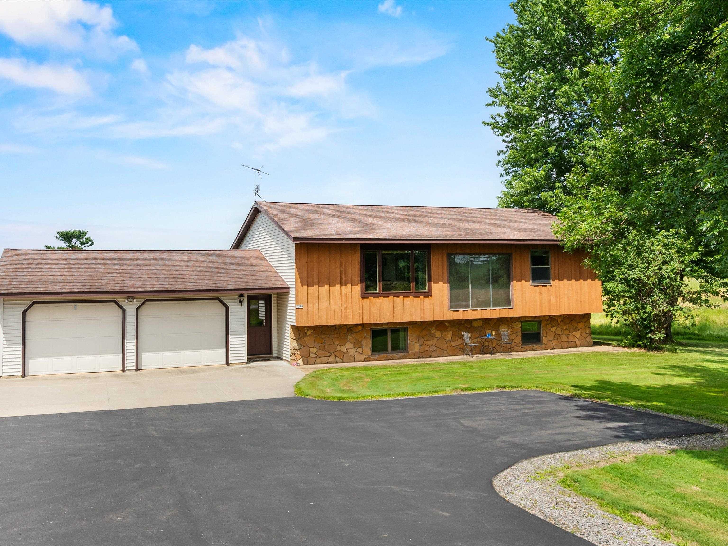 7590 County Road Y Property Photo 2