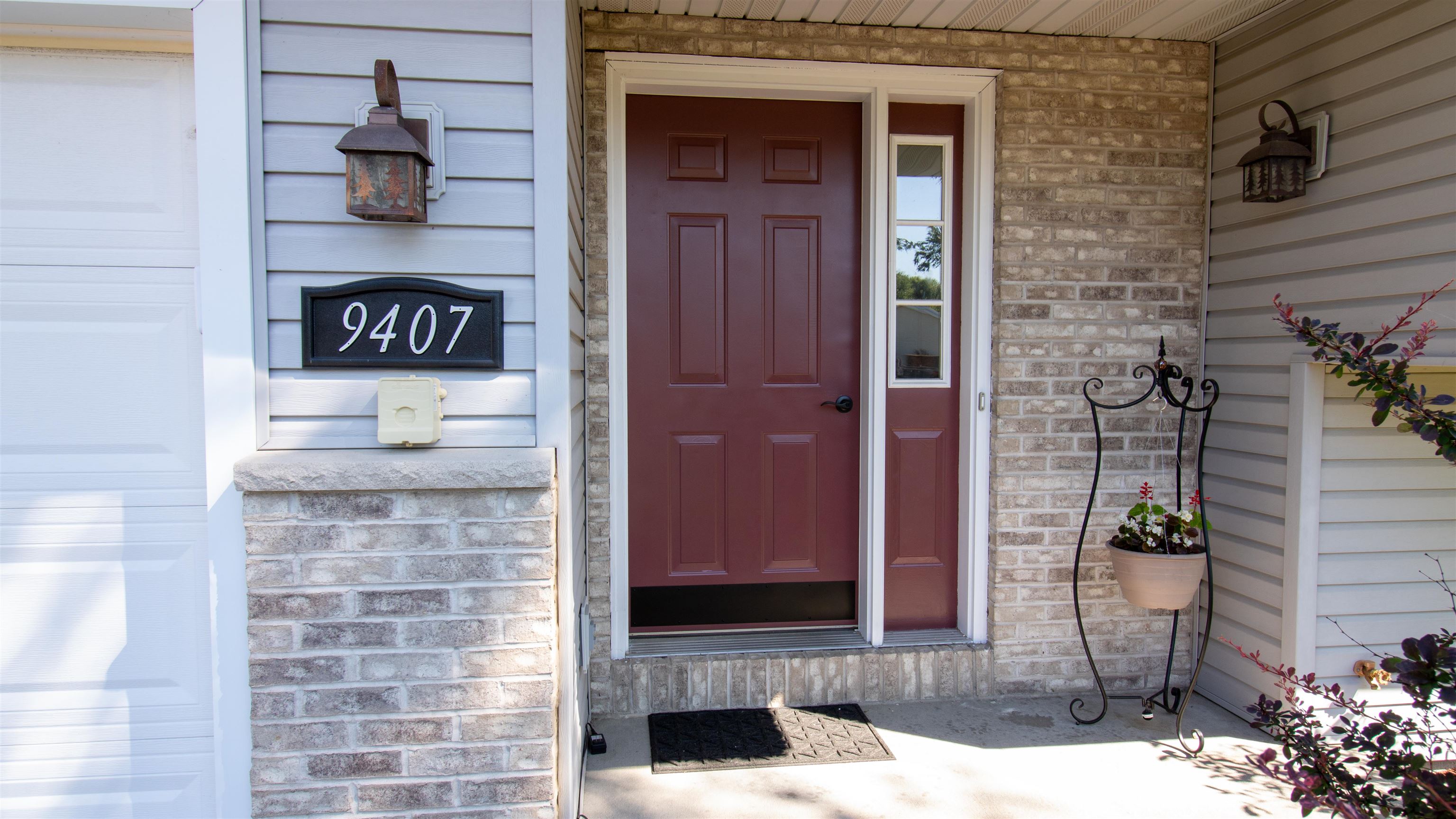 9407 Meadow Creek Lane Property Photo 3