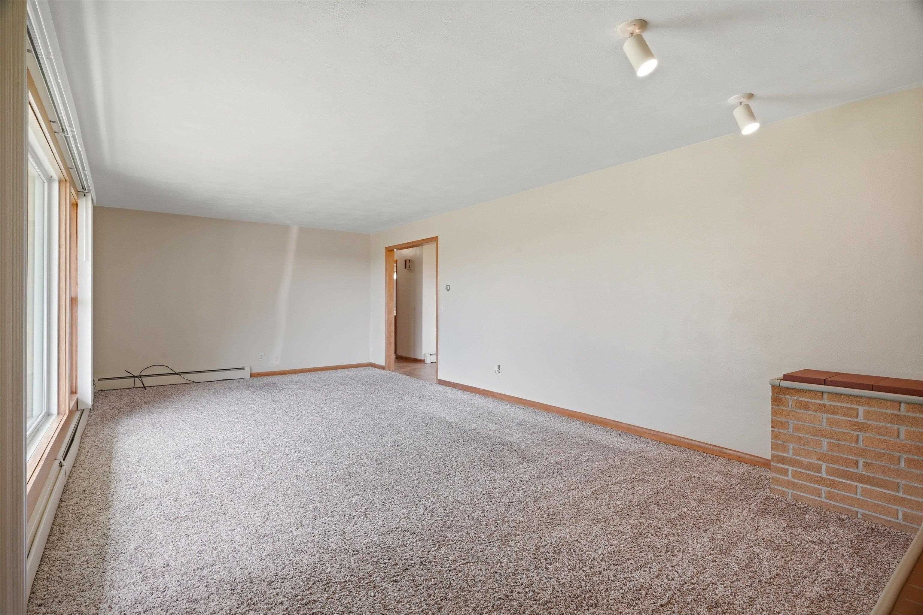1412 N Oak Avenue Property Photo 3