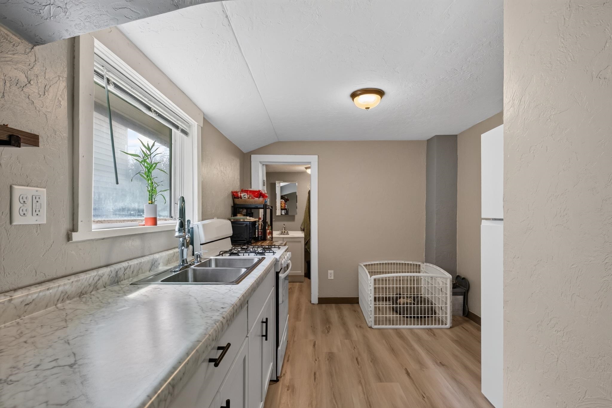 111 S Oregon Street Property Photo 5