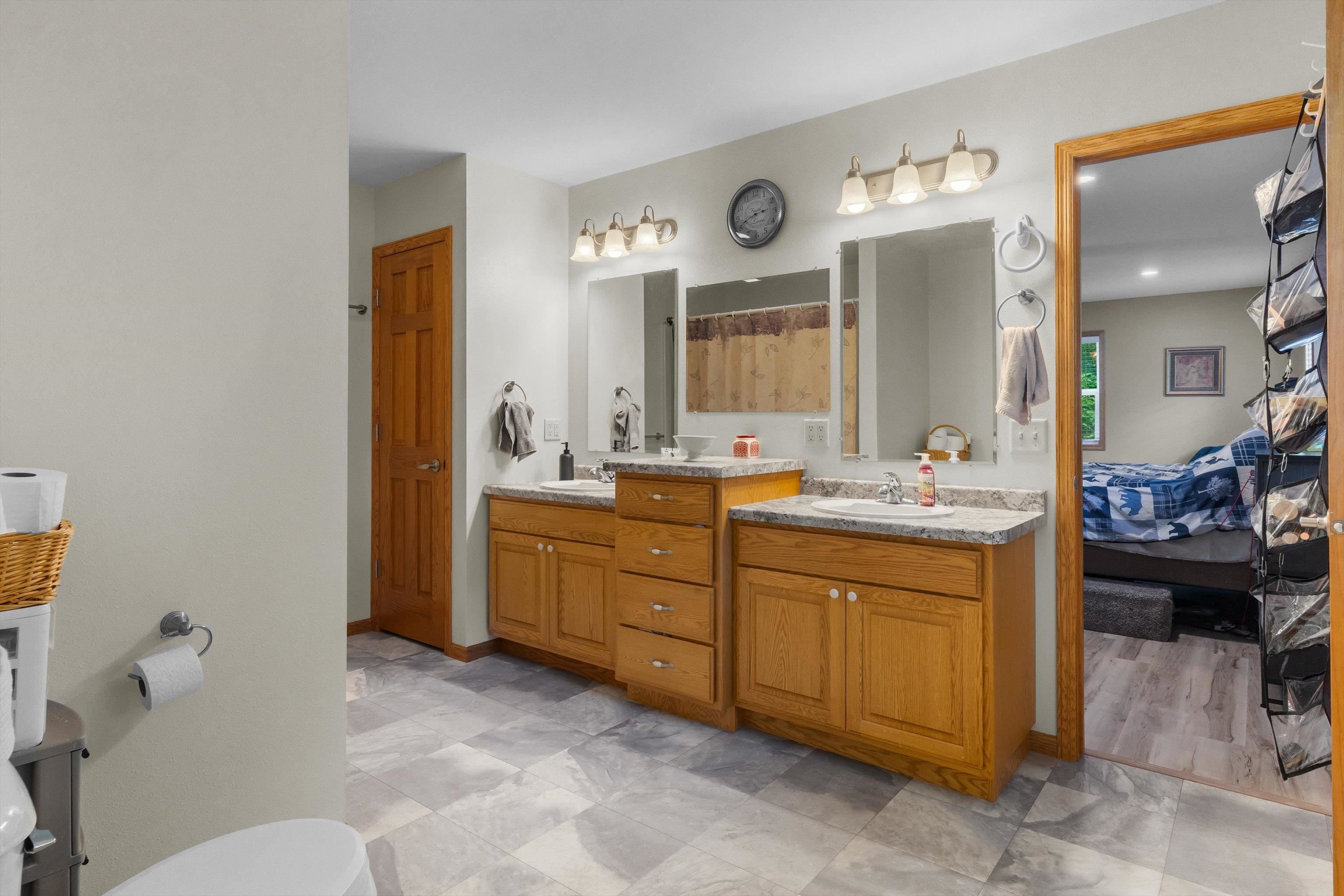 706 W Roberts Street Property Photo 18