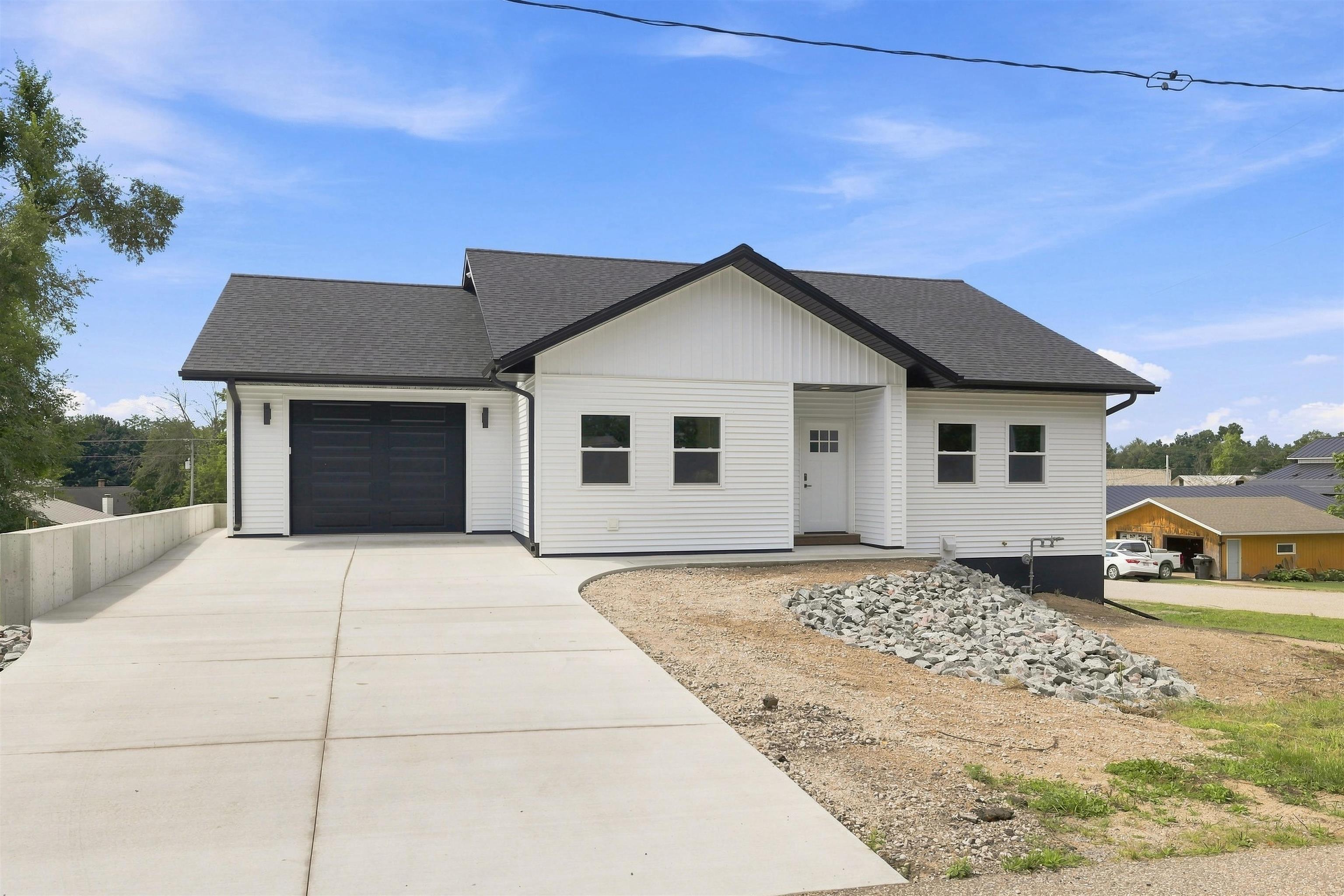 3040 Oak Street Property Photo 1
