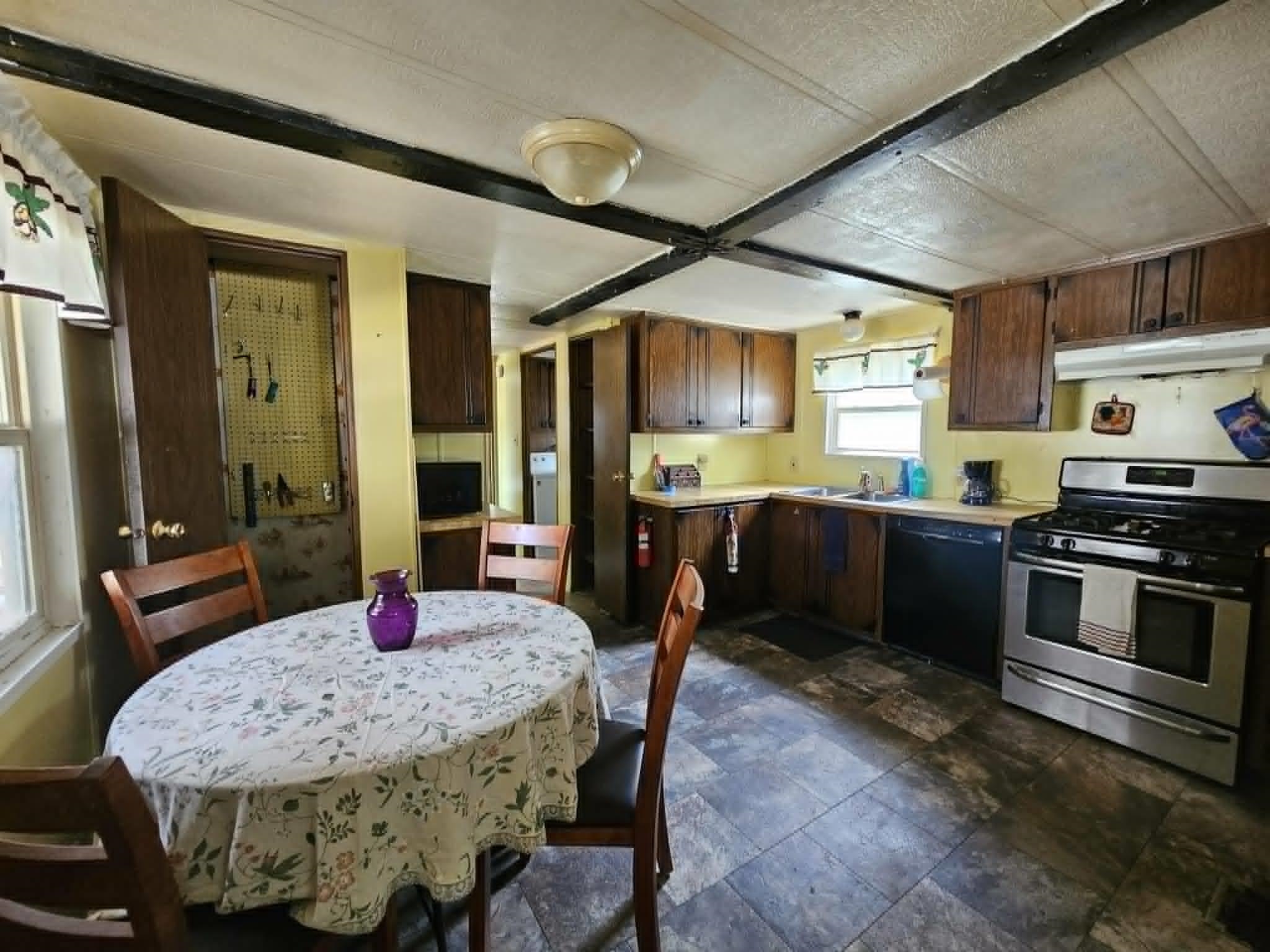 1407 N Peach Avenue Property Photo 5
