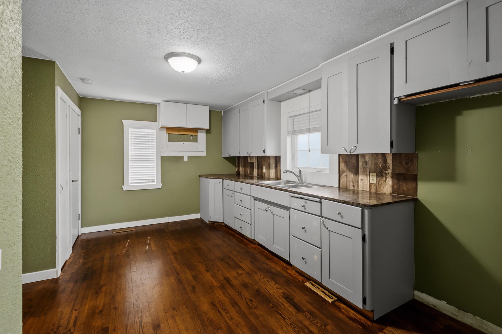 5886 Main Street Property Photo 7
