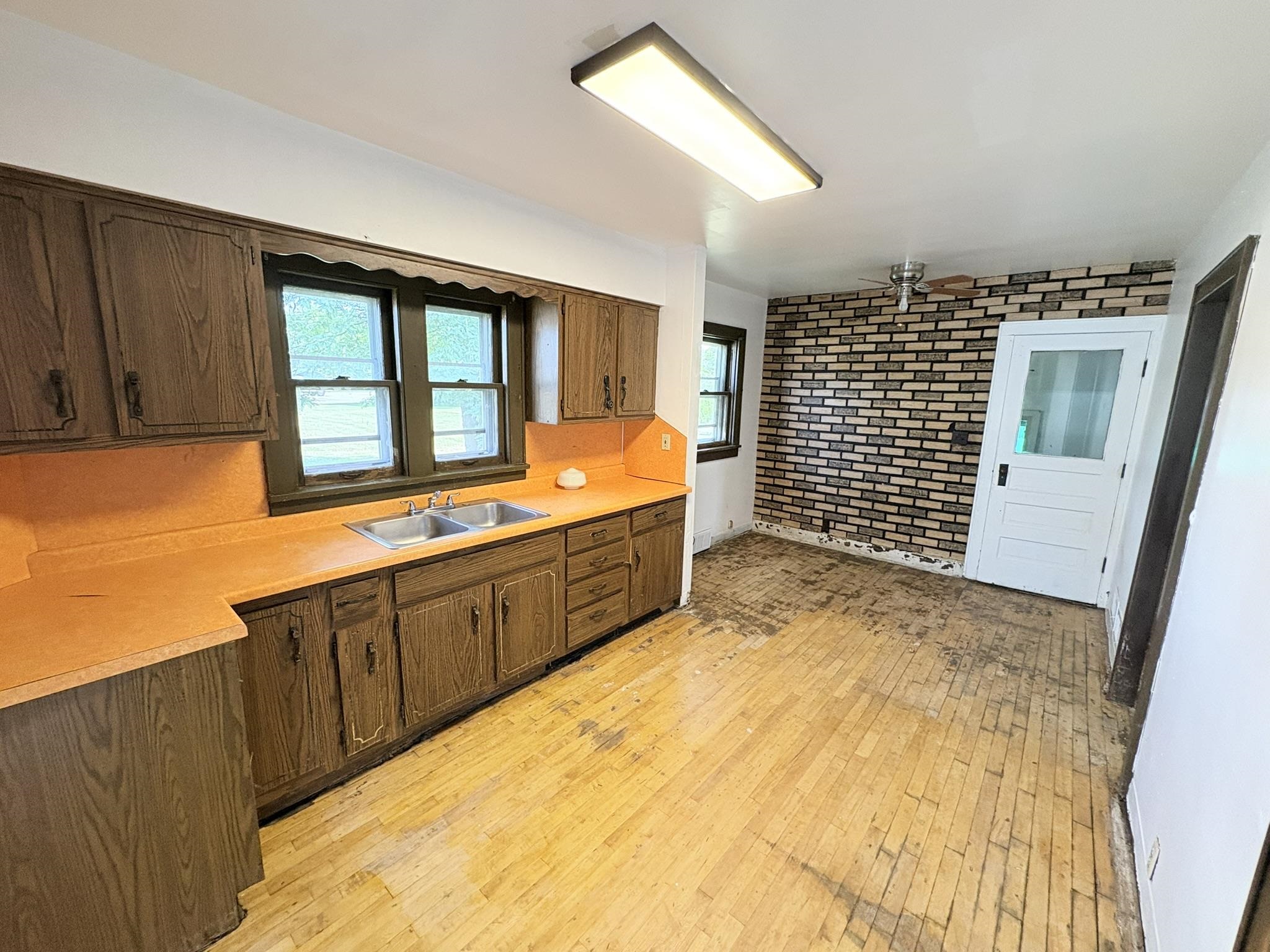 2261 W Grand Avenue Property Photo 9