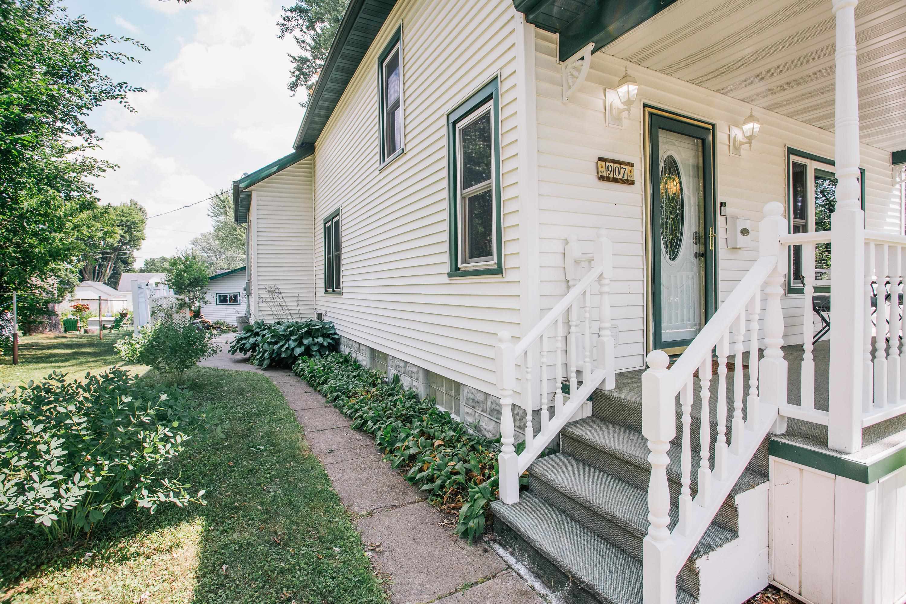 907 S Vine Avenue Property Photo 2