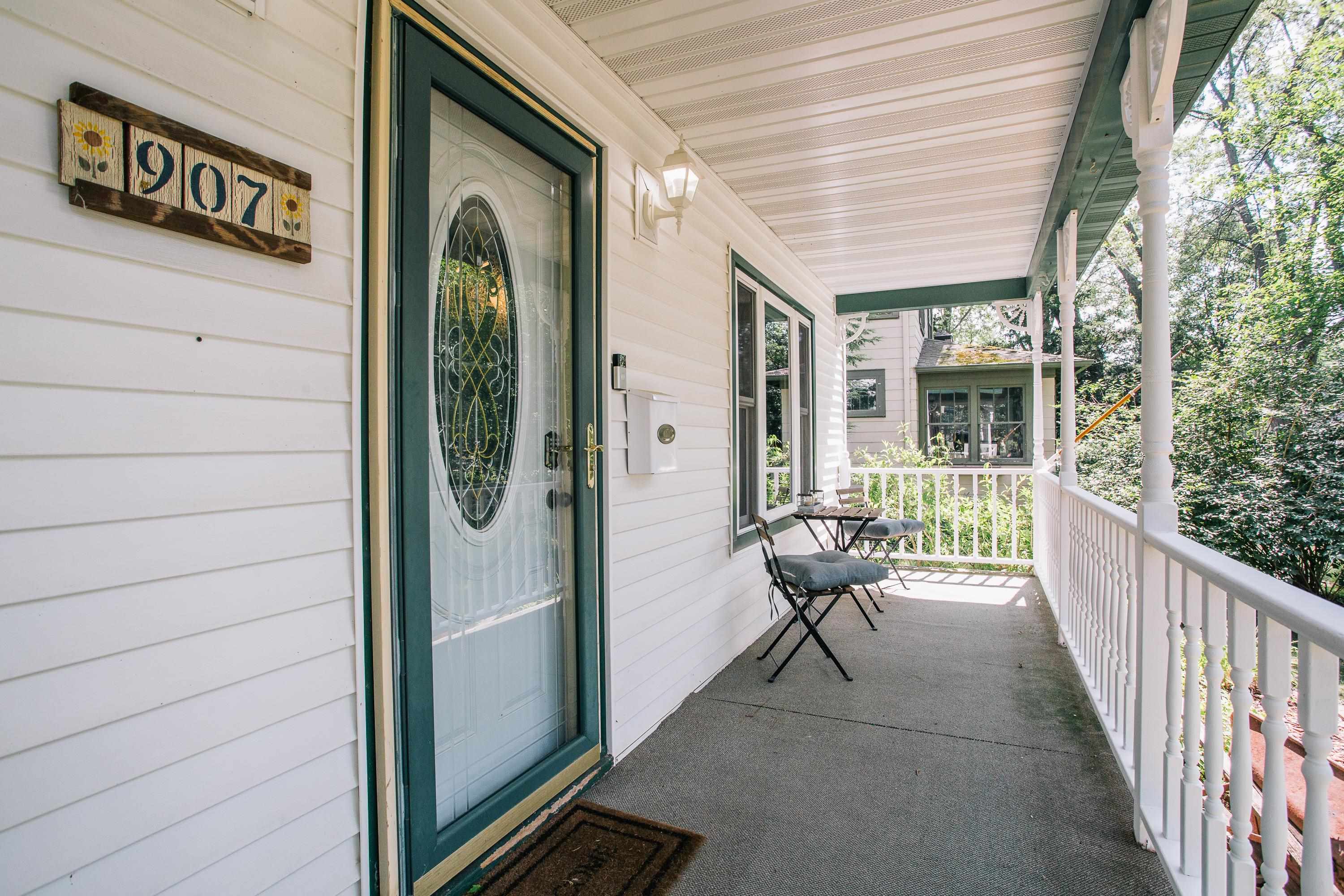 907 S Vine Avenue Property Photo 3