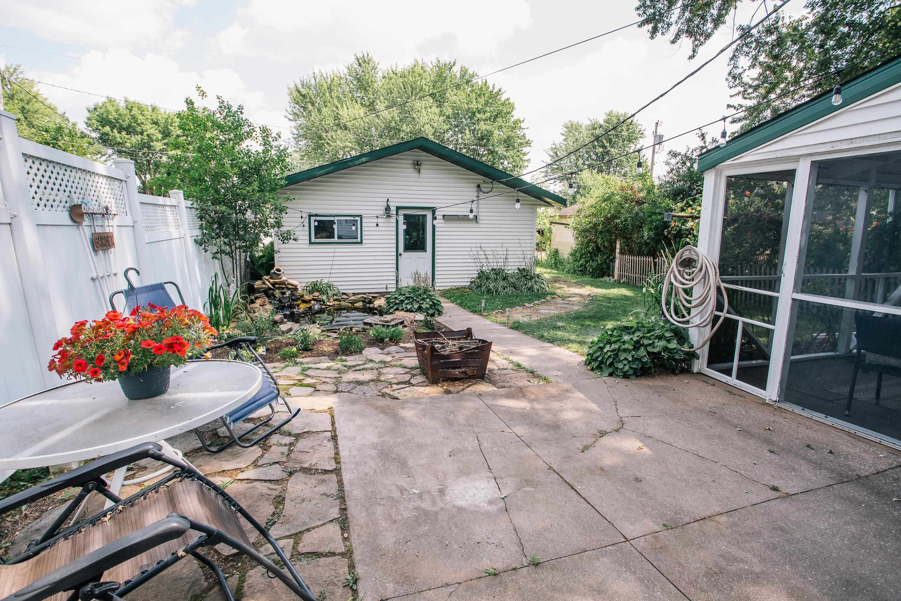 907 S Vine Avenue Property Photo 4
