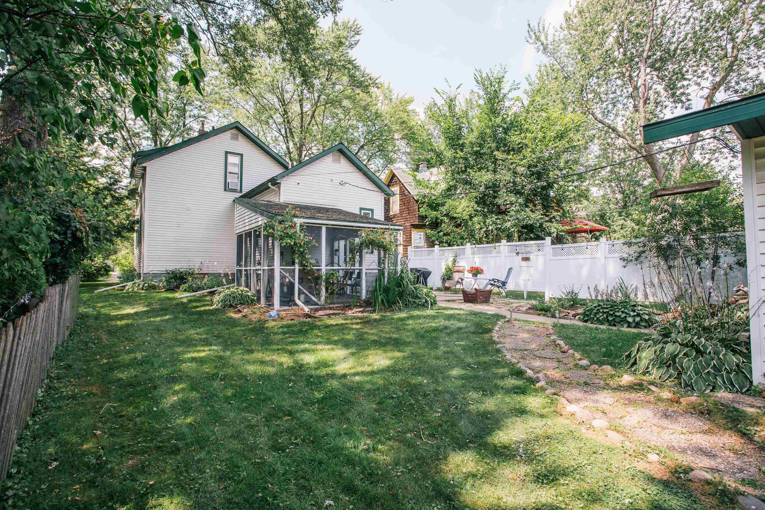 907 S Vine Avenue Property Photo 5