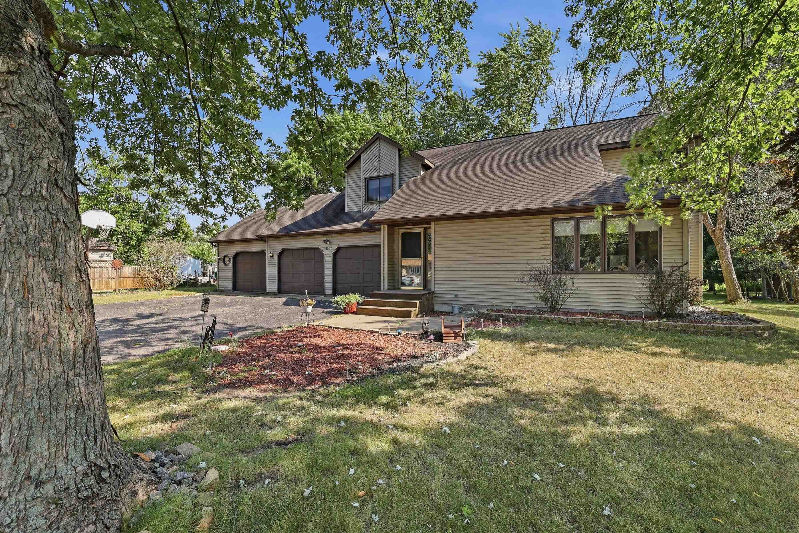 1007 W 3rd Street Property Photo 4