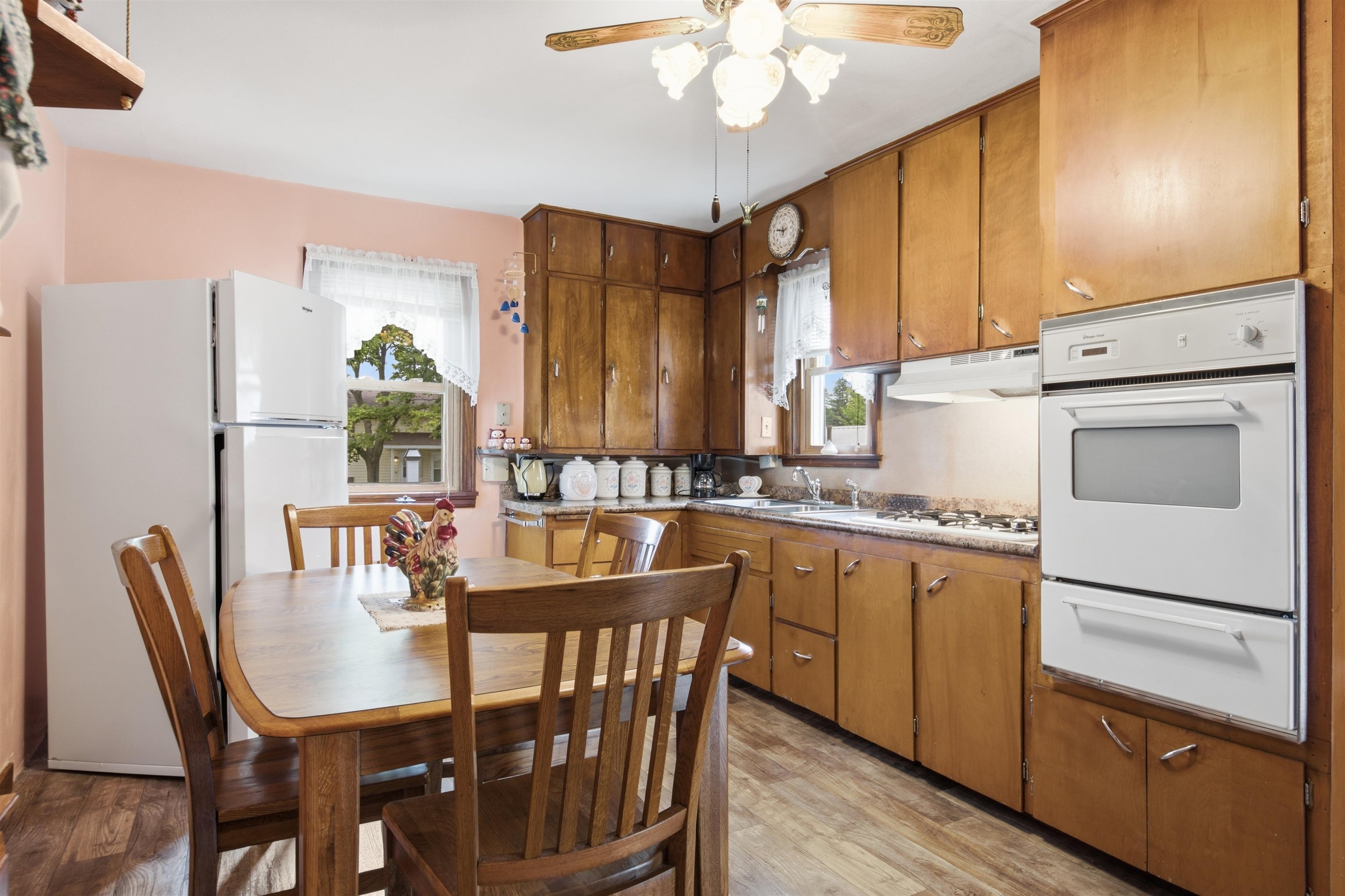 314 W Doege Street Property Photo 10