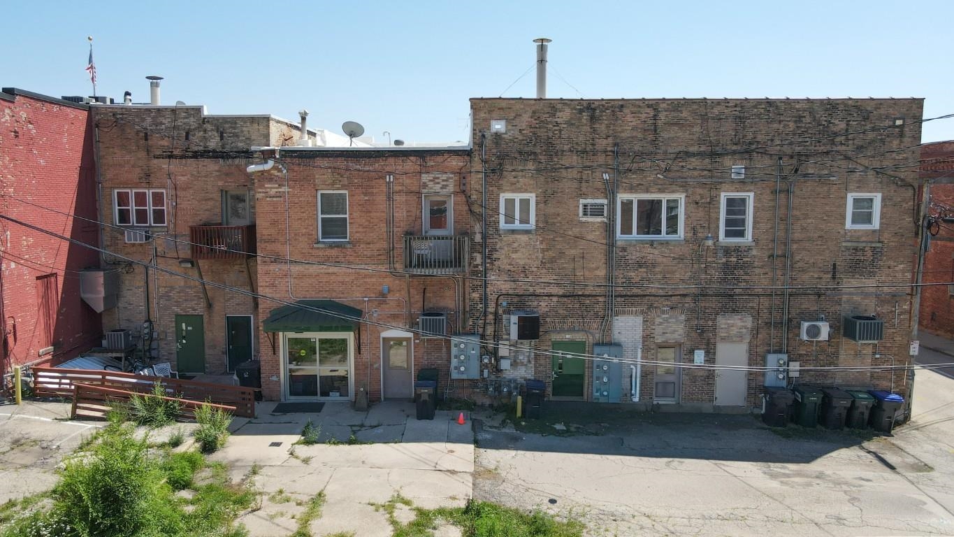 135 W Huron Street Property Photo 4