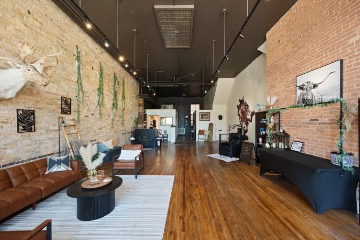 151 W Huron Street Property Photo 8