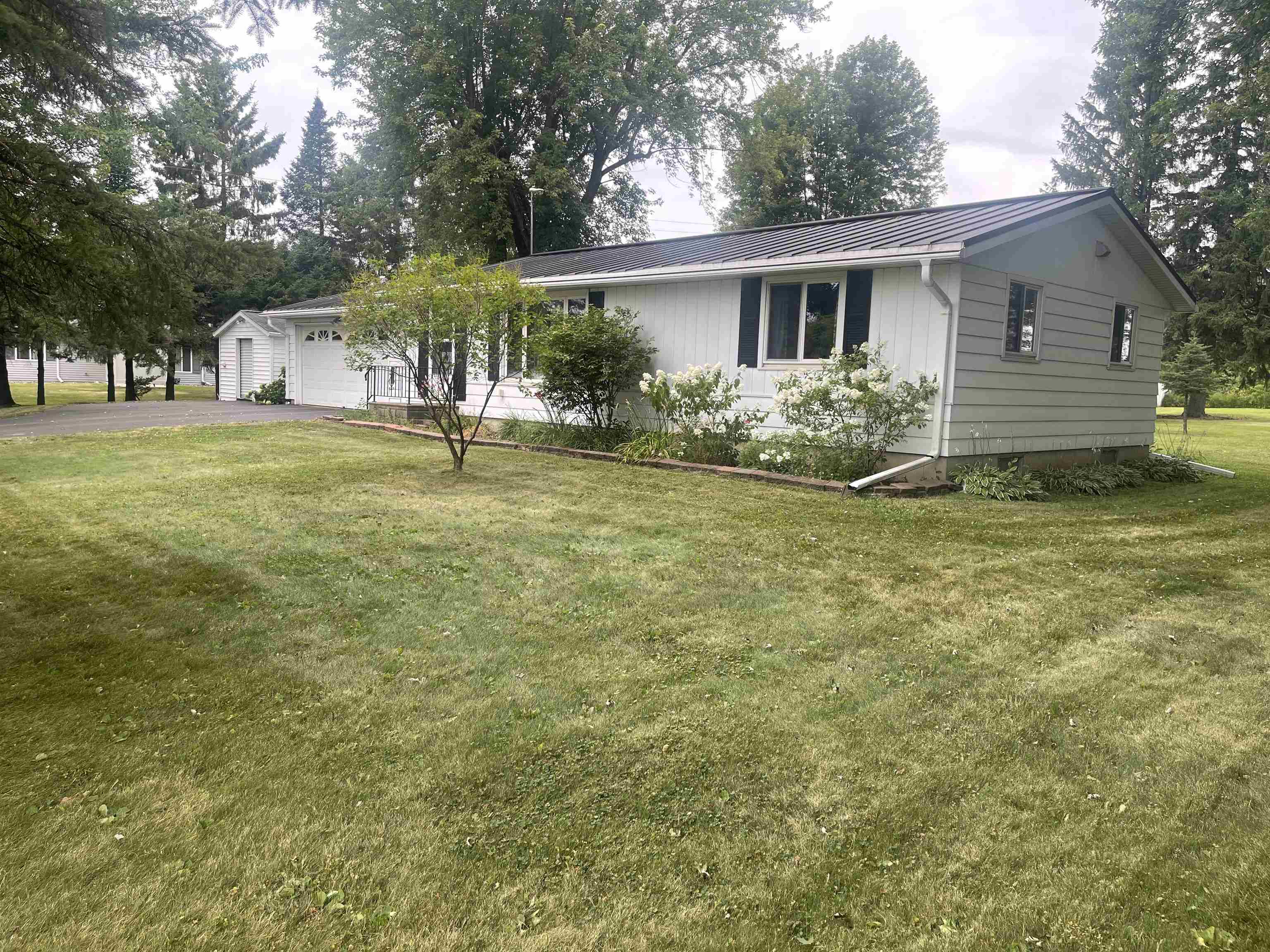 406 E Pine Street Property Photo 2