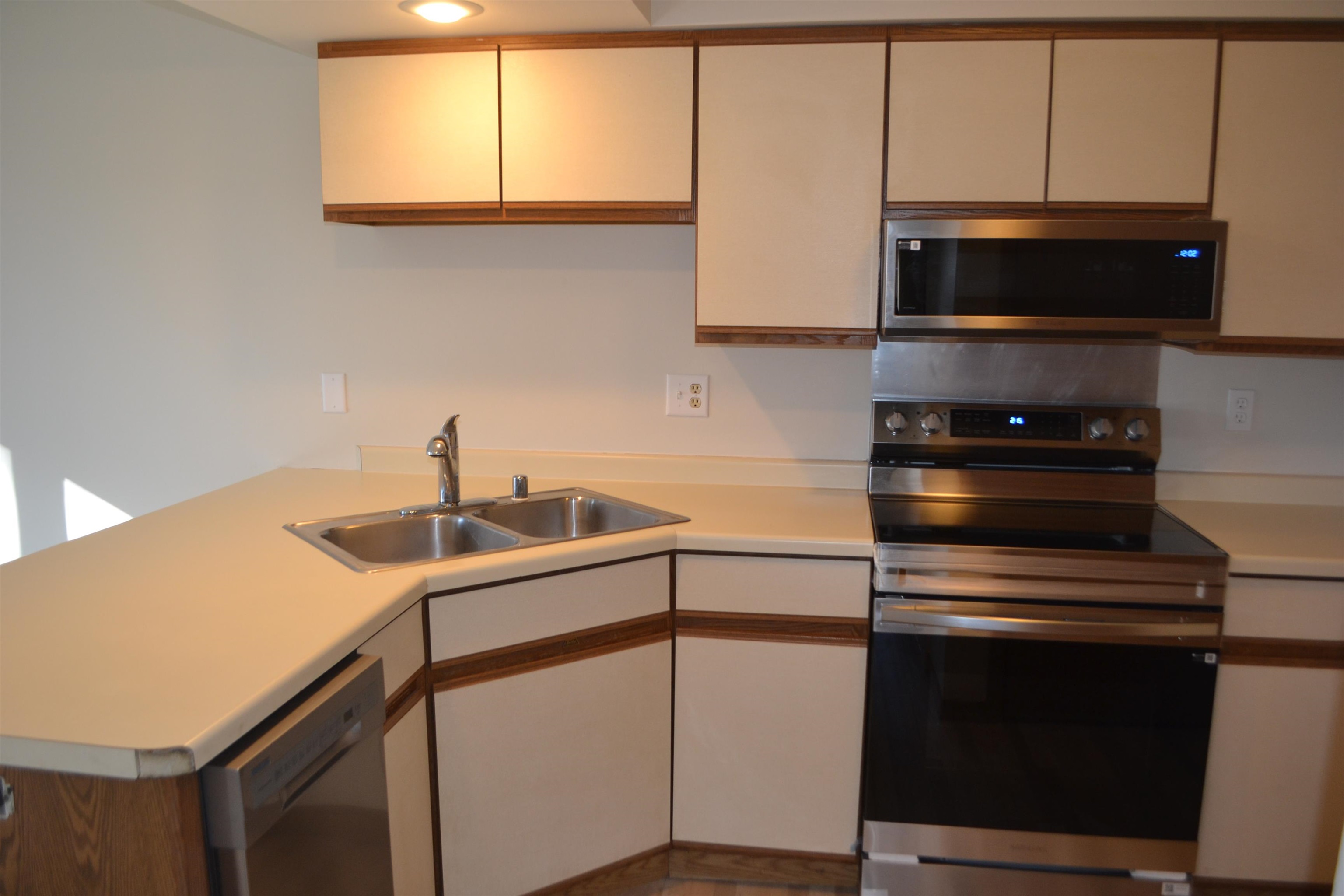 3207 Eau Claire Avenue Property Photo 7