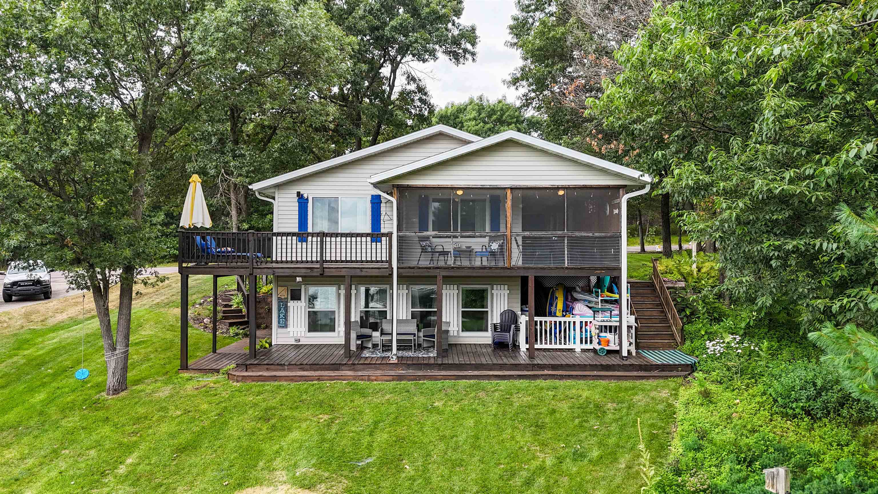 1089 Kings Way Property Photo 3