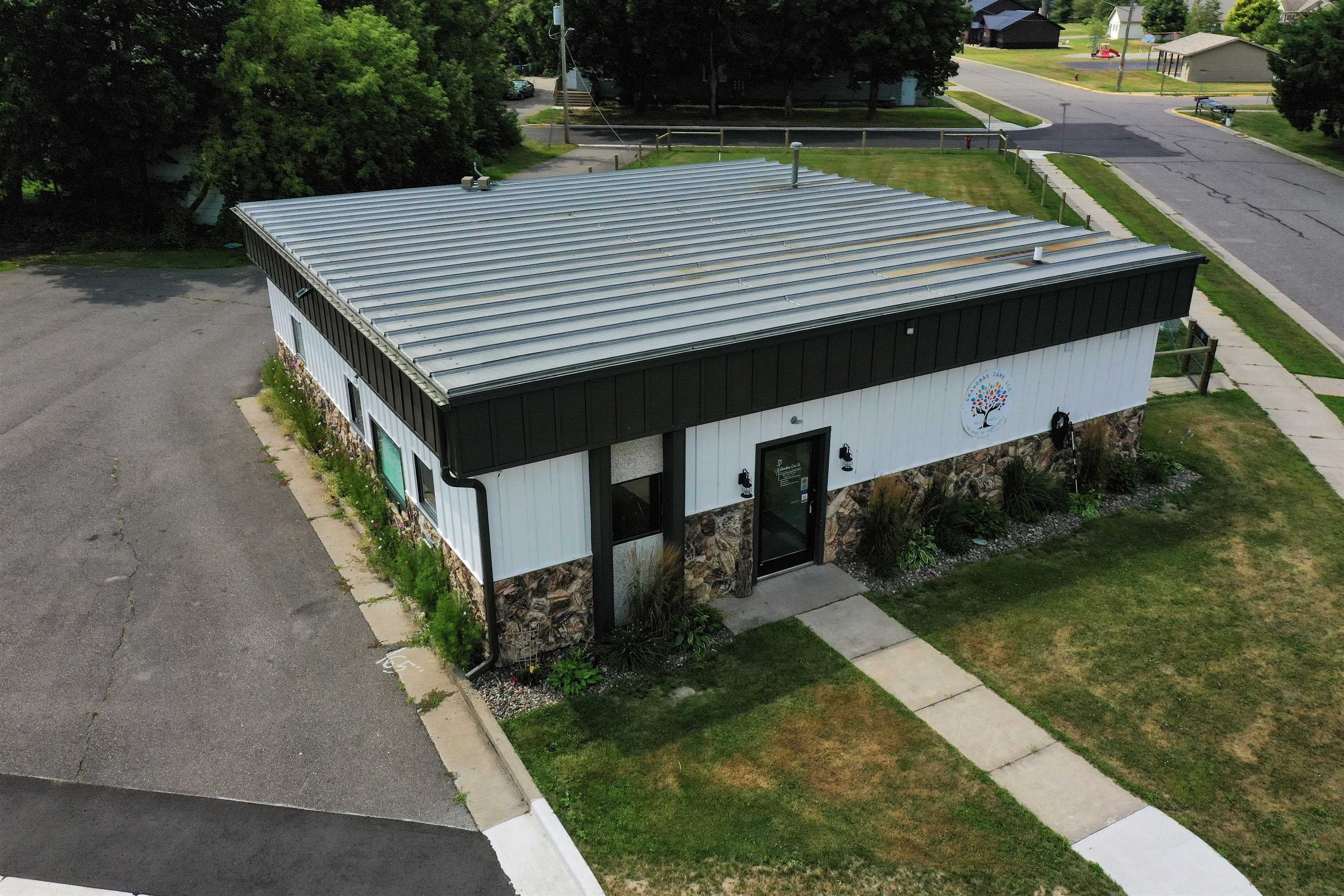 1003 Railroad Street Property Photo 2