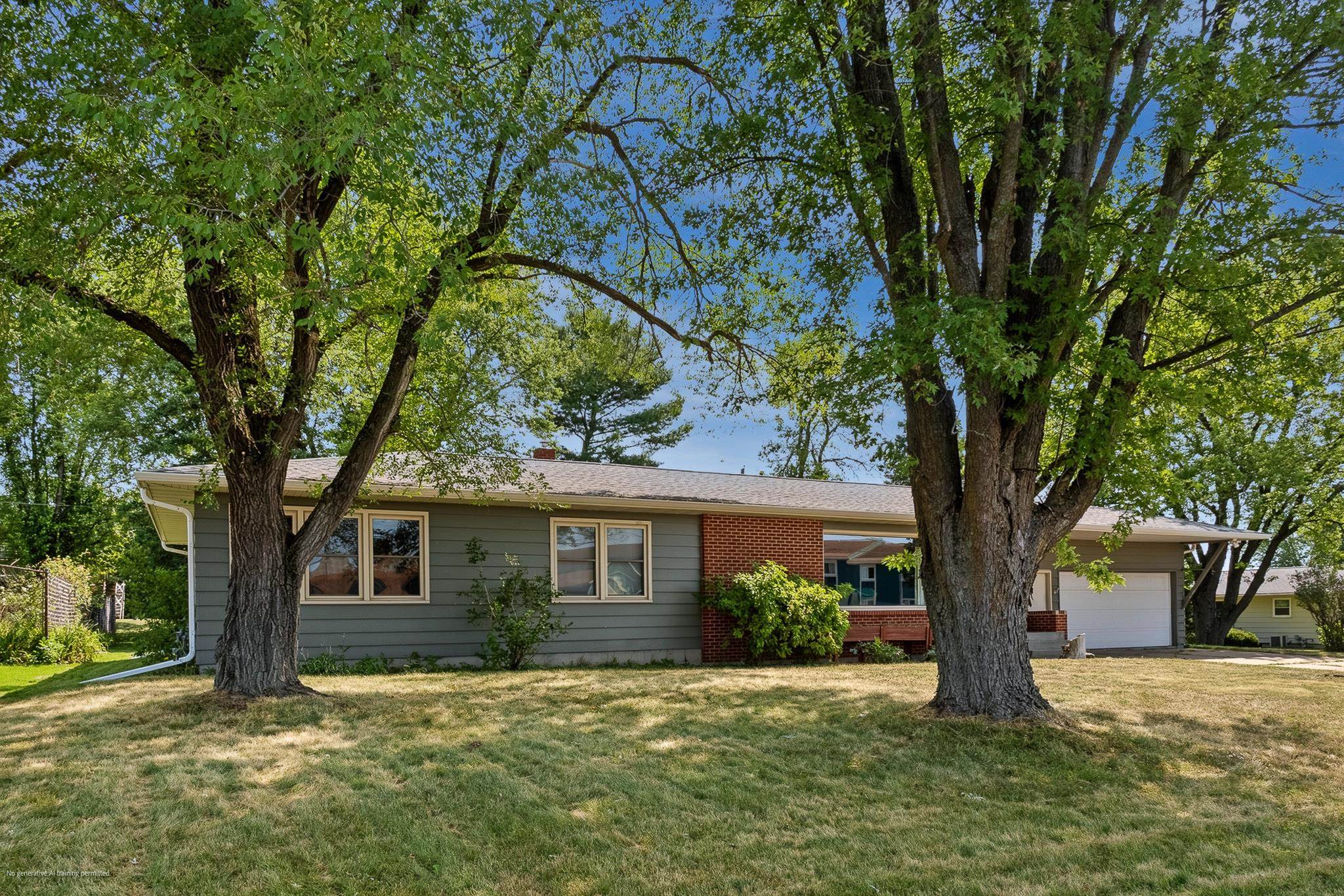 1613 N Peach Avenue Property Photo 2