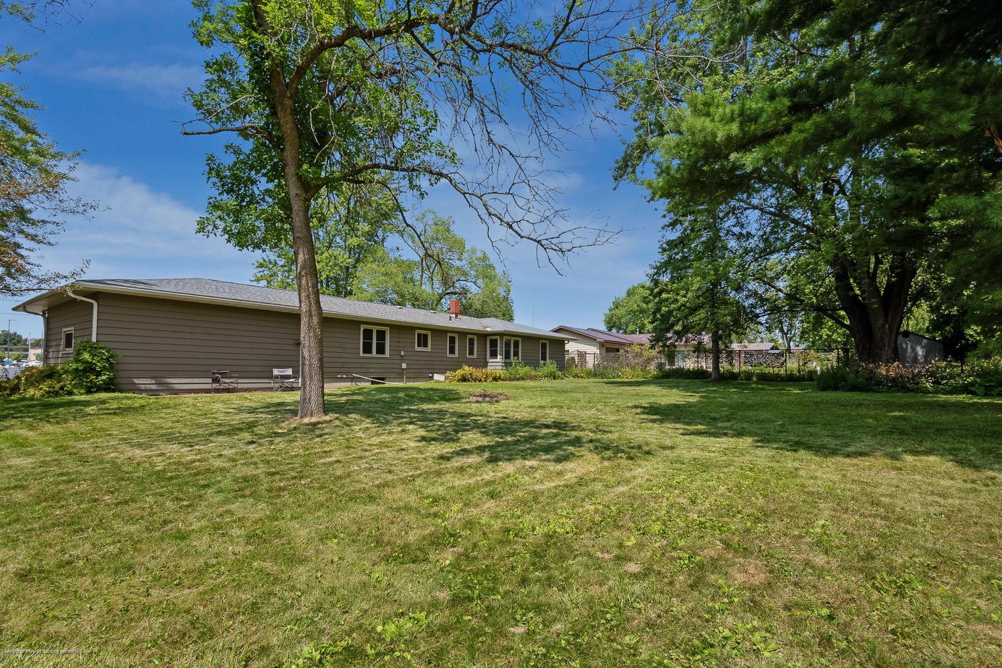 1613 N Peach Avenue Property Photo 3