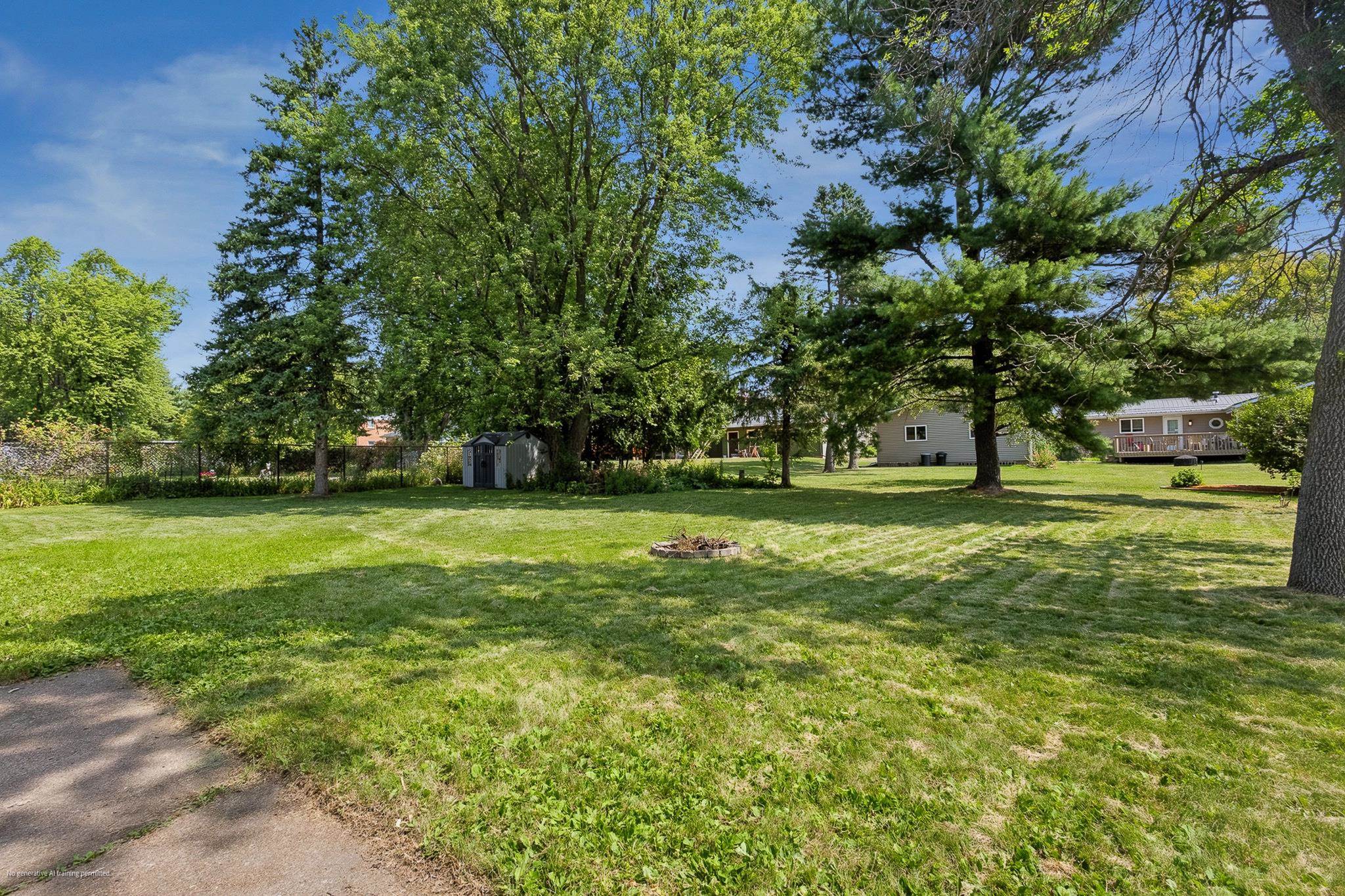 1613 N Peach Avenue Property Photo 4