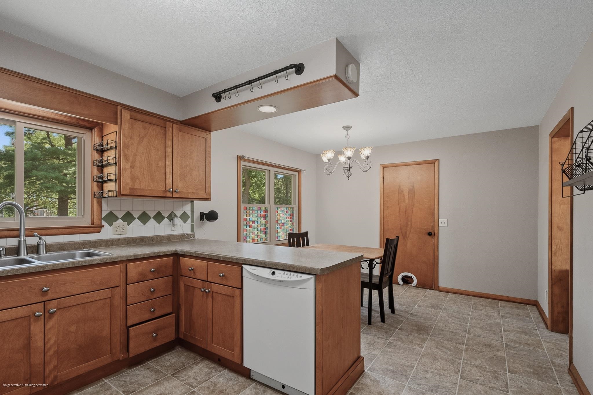 1613 N Peach Avenue Property Photo 6