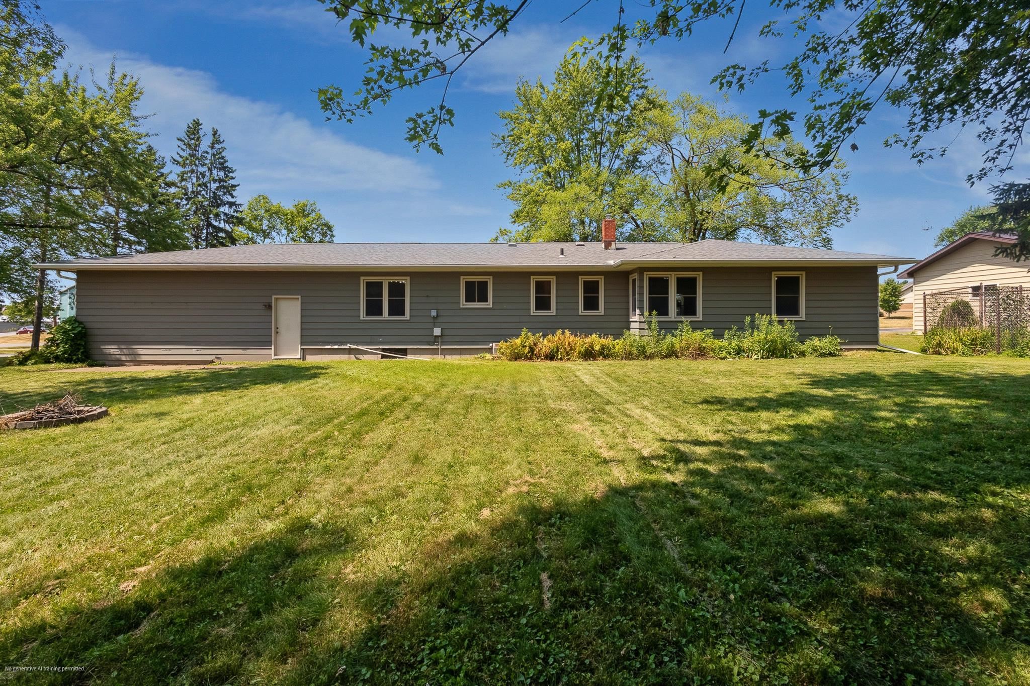 1613 N Peach Avenue Property Photo 24