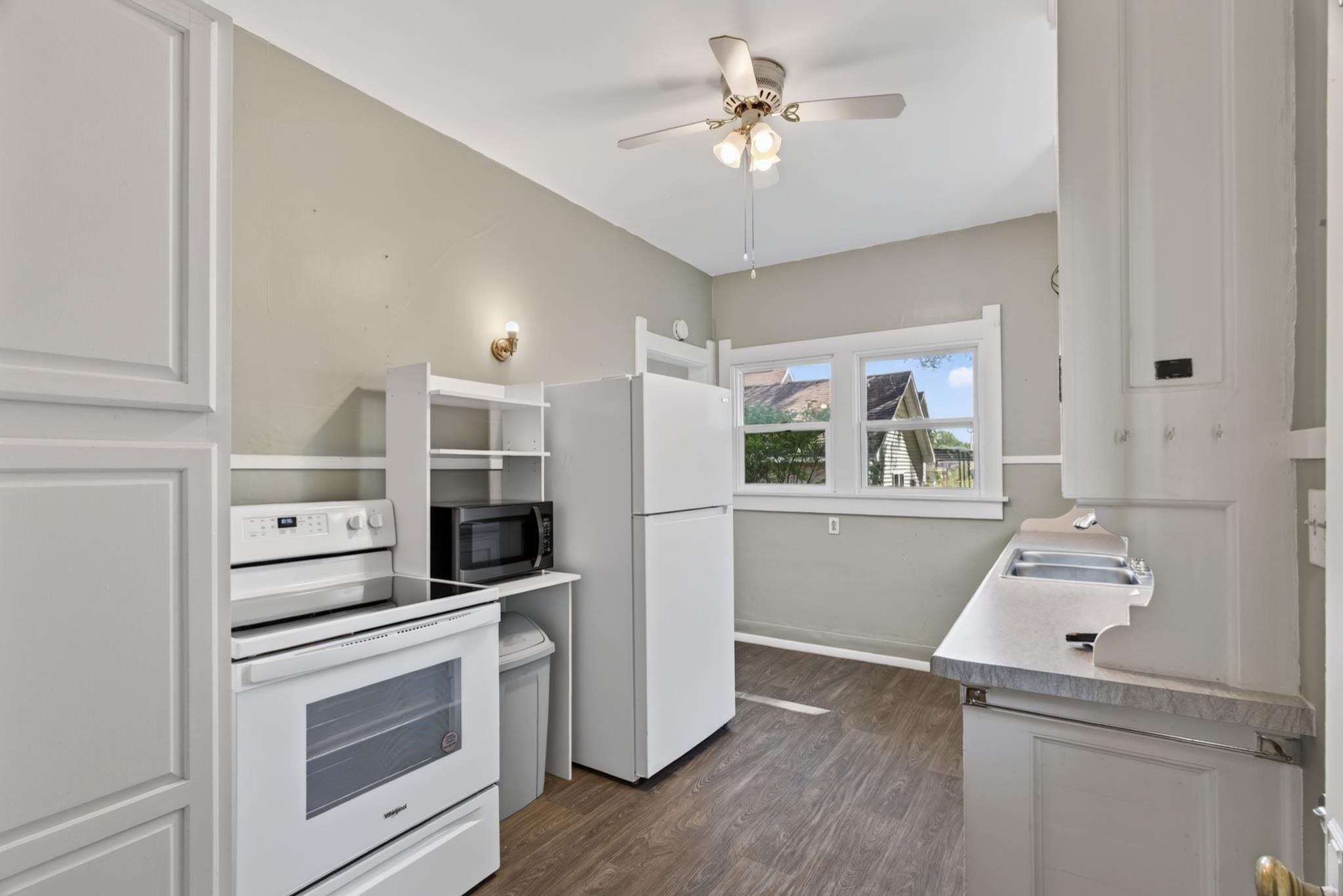710 Lee Street Property Photo 5