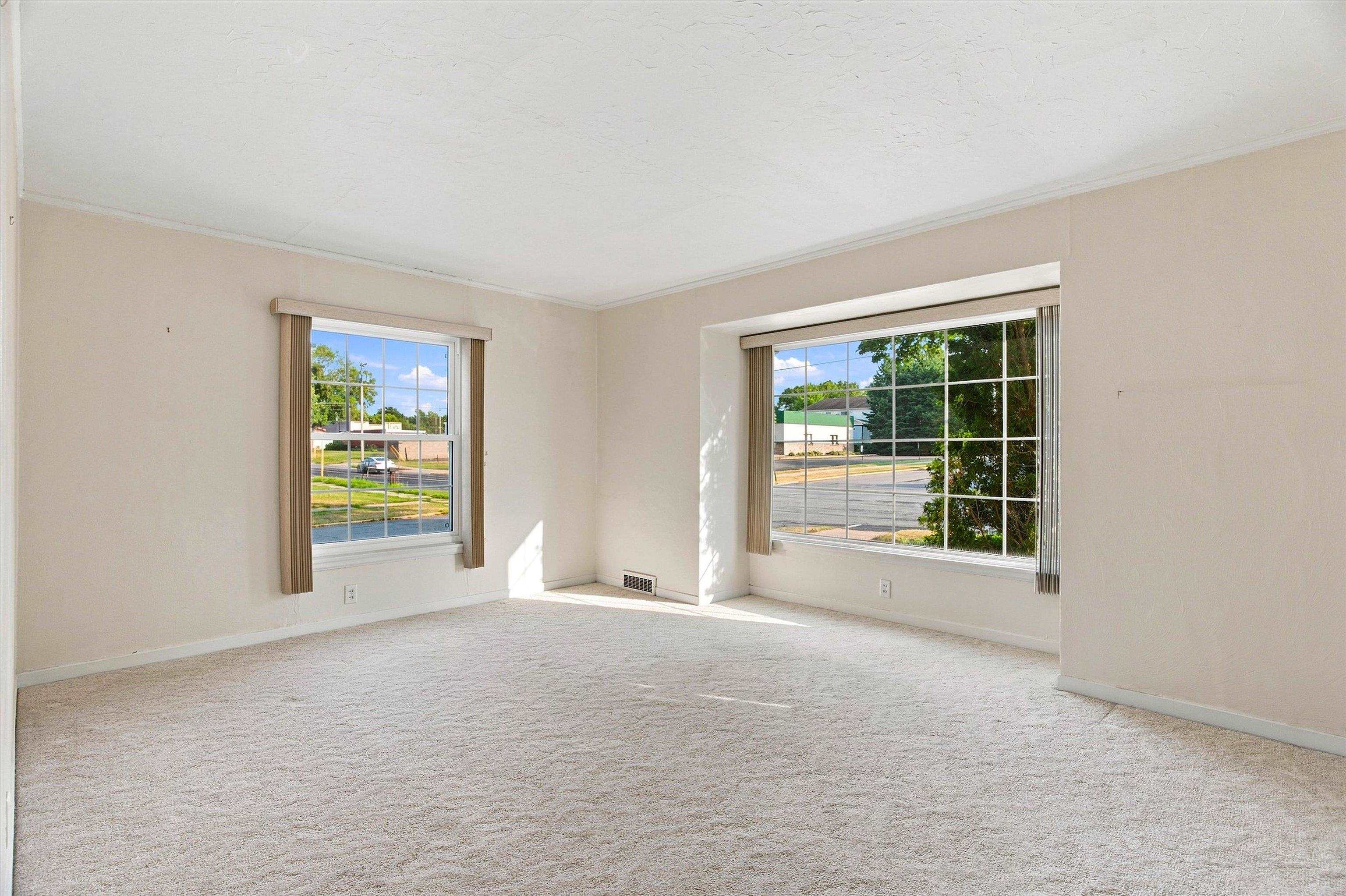201 W Doege Street Property Photo 15