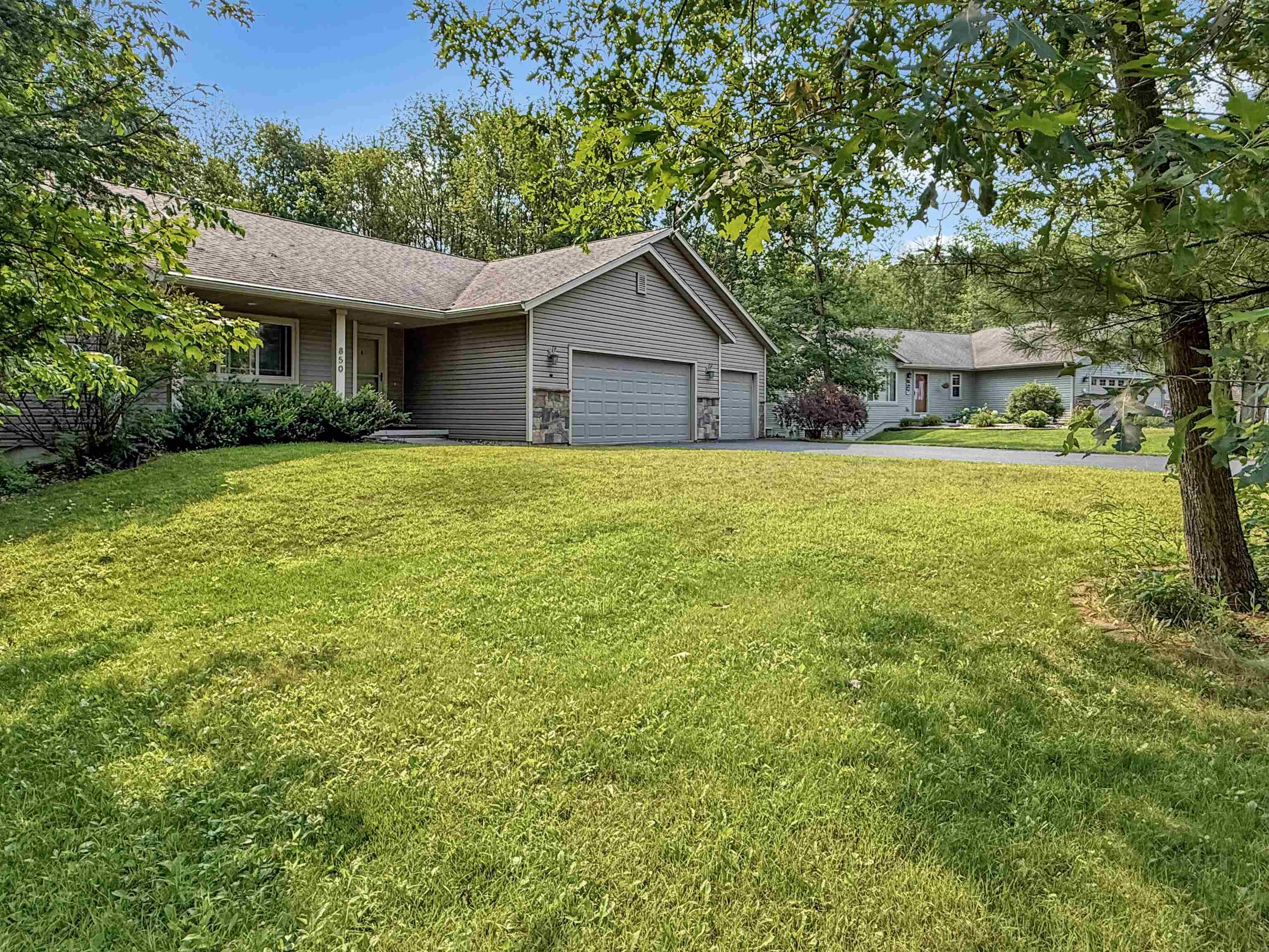 850 Wedgewood Drive Property Photo 2