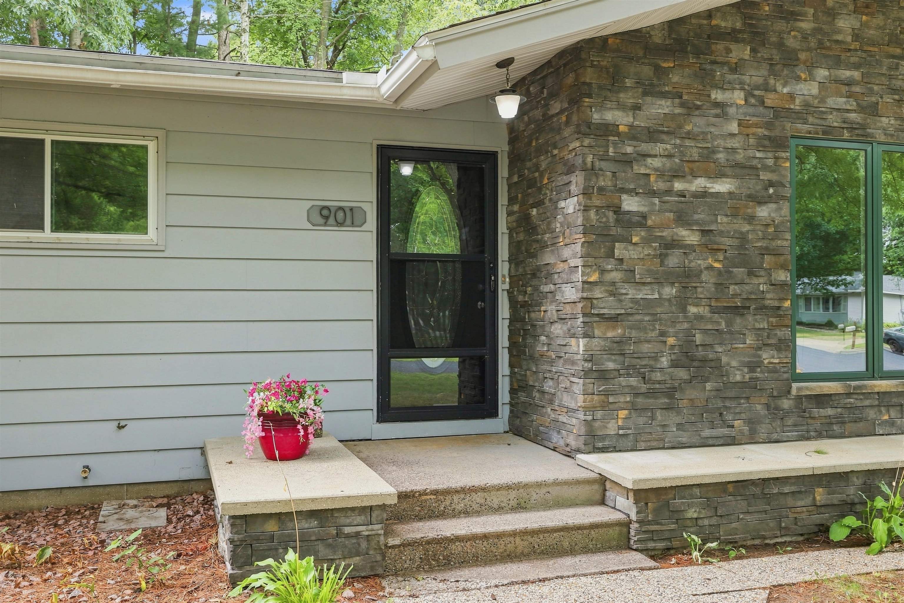 901 HARLYN AVENUE Property Photo 1